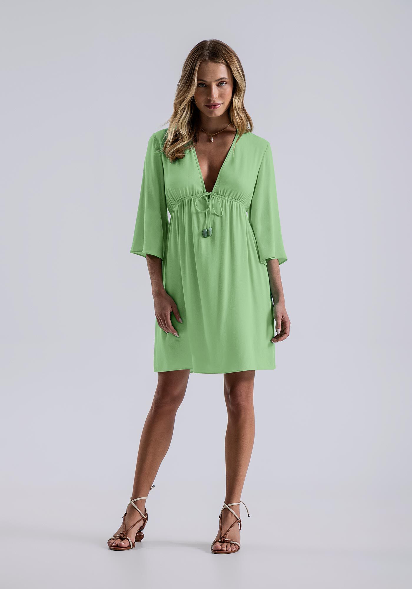 Vestido com amarração no hot sale decote