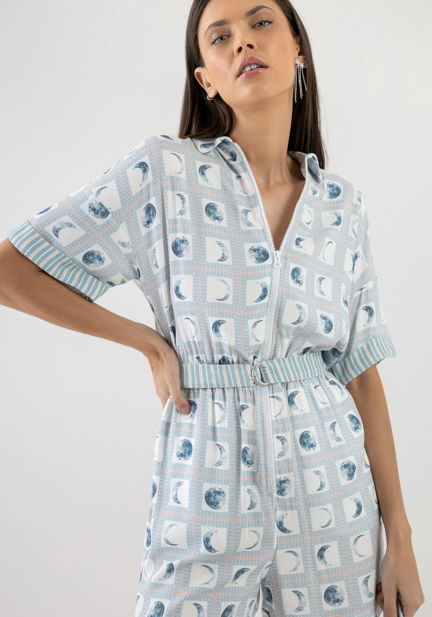 Macac&atilde;o Curto em Crepe com Z&iacute;per e Cinto, LUNAR, large.