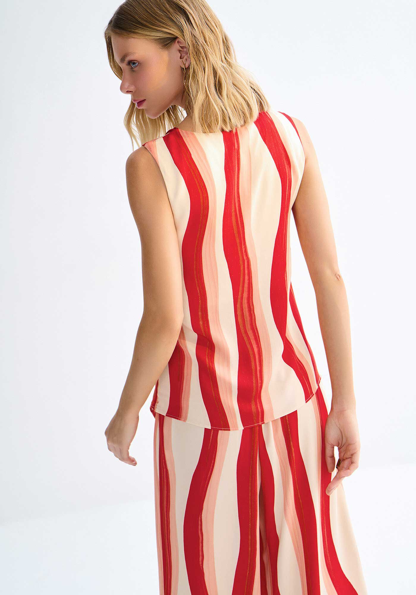 Blusa Alongada em Viscose com Gola Degag&ecirc;, , large.