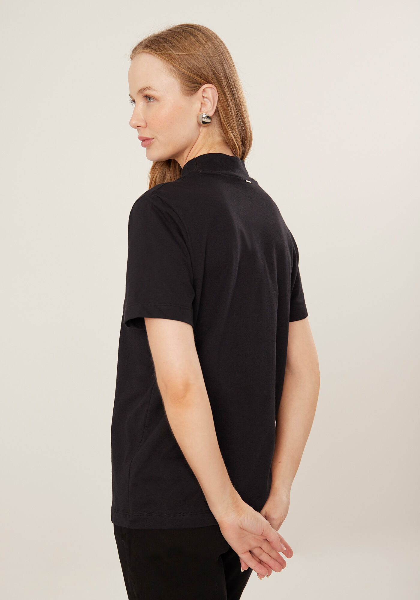 Blusa De Mangas Curtas Com Gola Alta E Bordado Frontal, PRETO, large.