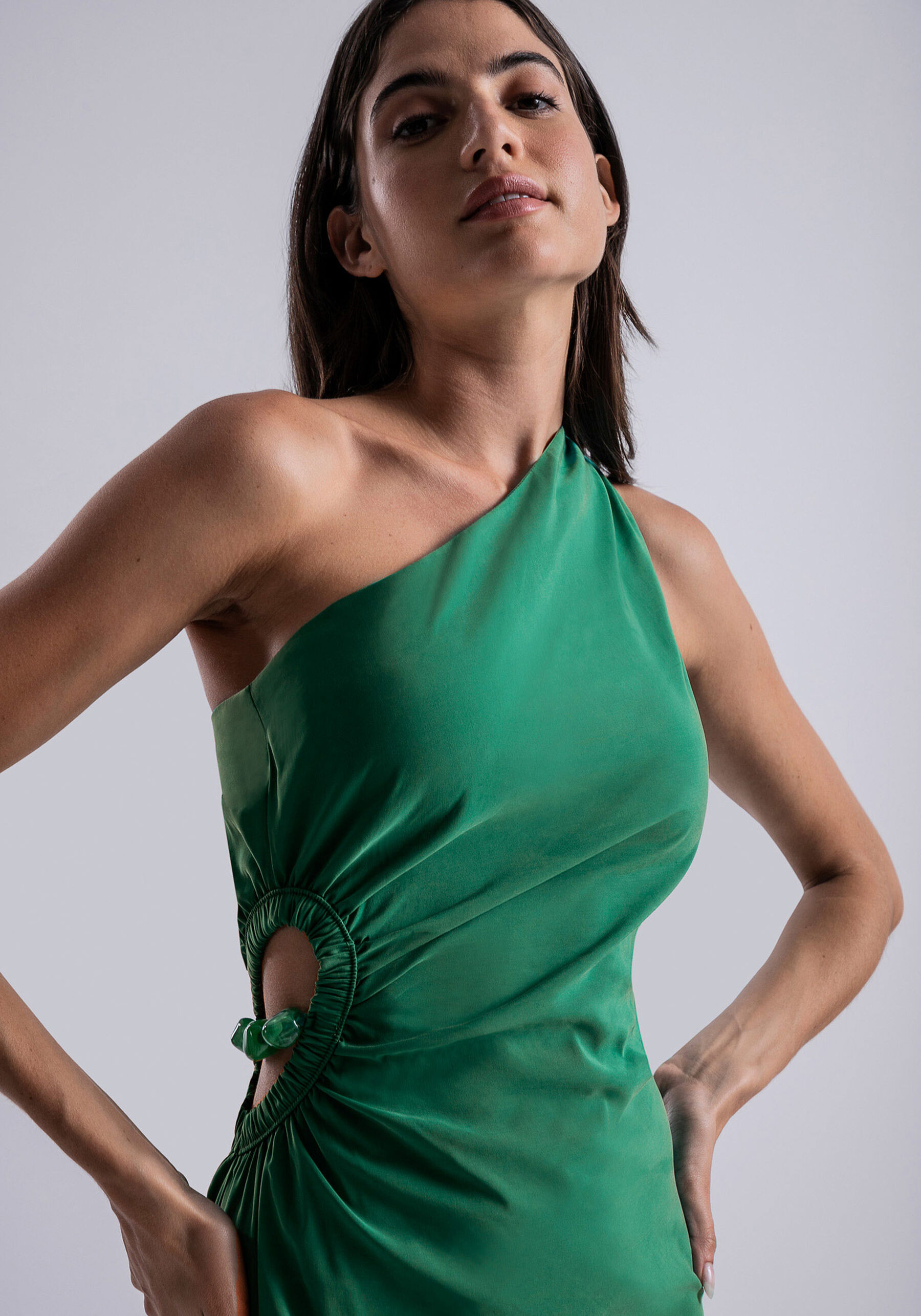 Vestido Midi Ombro Só em Tecido Taylor com Cut Out, VERDE PANTANAL. Vestido Midi Ombro Só em Tecido Taylor com Cut Out, VERDE PANTANAL, large.