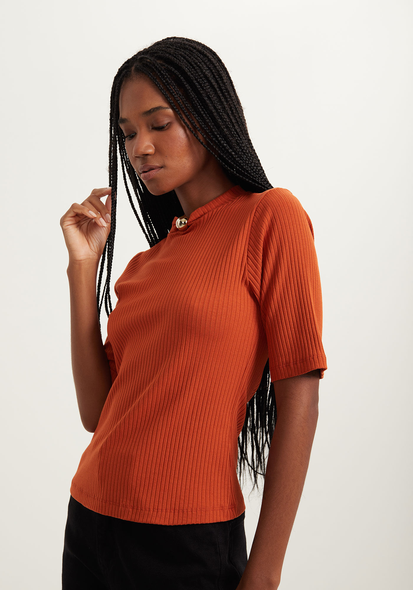 Blusa De Mangas Curtas Em Malha Canelada Com Enfeite Na Gola, , large.