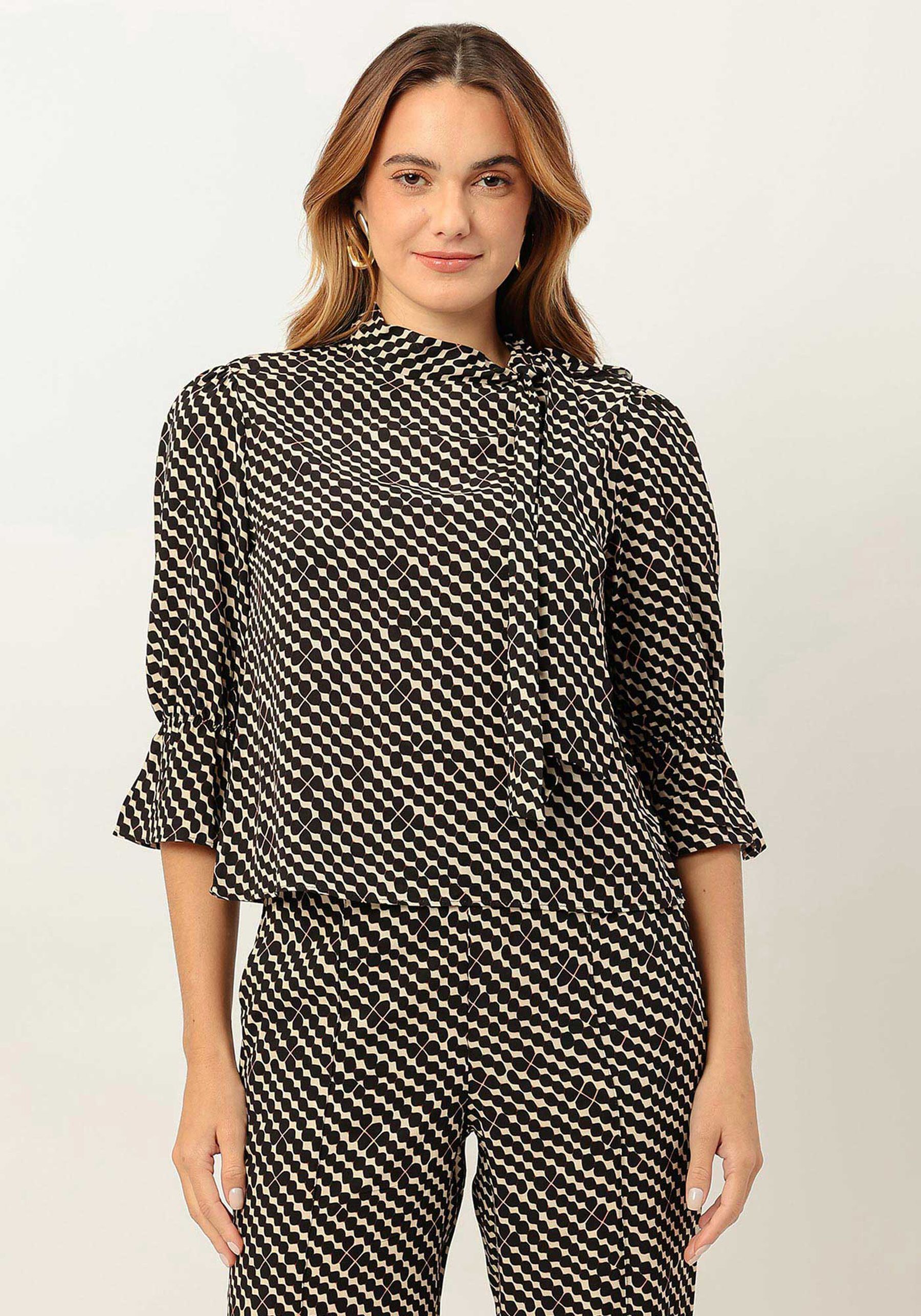 Blusa Manga 3/4 em Viscose com Amarração Gola, . Blusa Manga 3/4 em Viscose com Amarração Gola, , large.