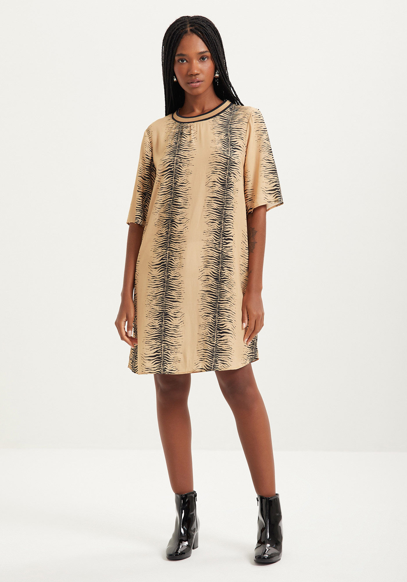 Vestido Curto Estampado Com Manga Curta E Gola Em Retil&iacute;nea, , large.