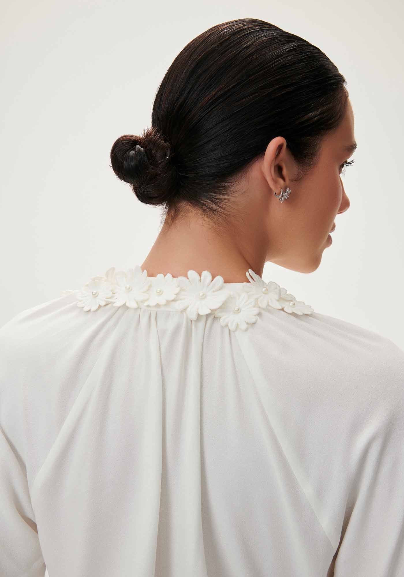 Blusa Manga Longa em Crepe com Aplique Flores, , large.