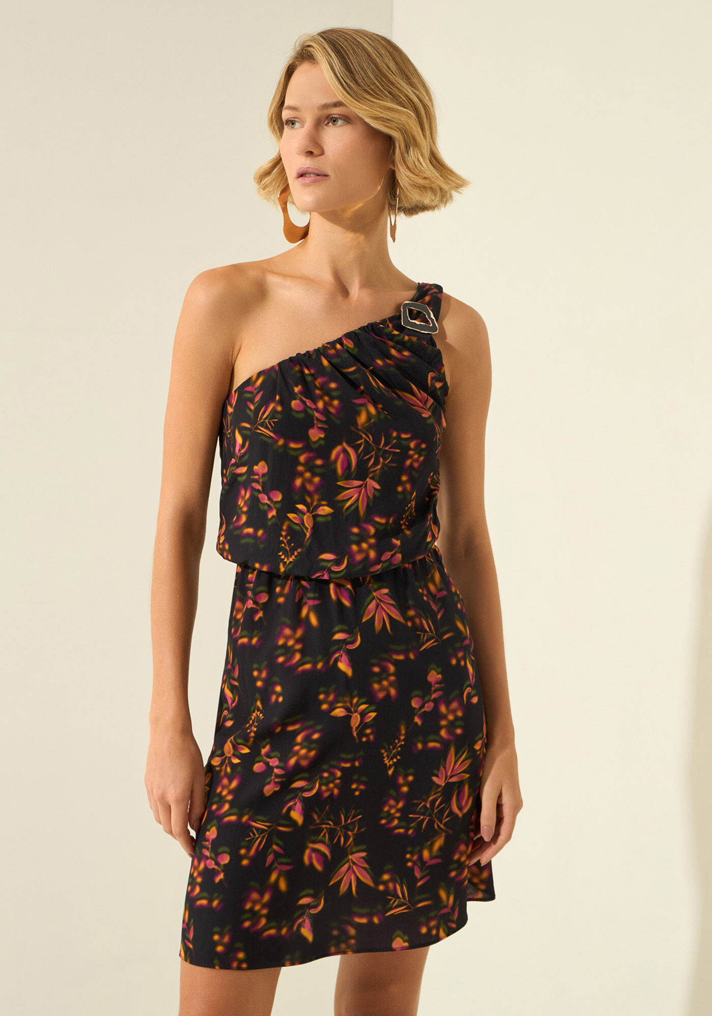 Vestido Curto Estampado Com Um Ombro S&oacute;, DELICADEZA PRETO, large.