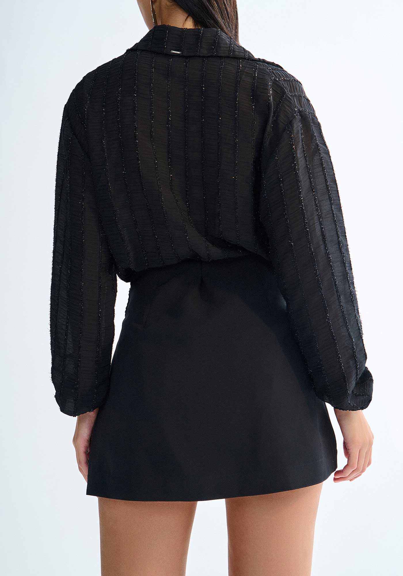 Saia Curta Cintura Alta com Aplica&ccedil;&atilde;o Flor Plissada, PRETO, large.