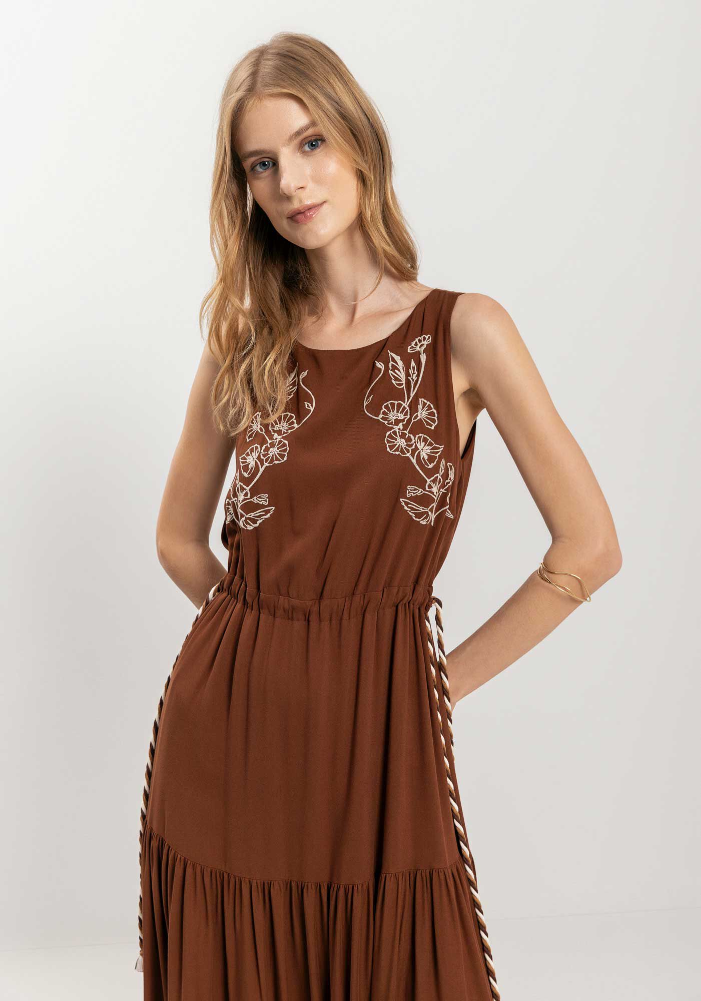 Vestido Ch&aacute; Com Bordado Localizado E Cord&atilde;o, MARROM TAMARA, large.
