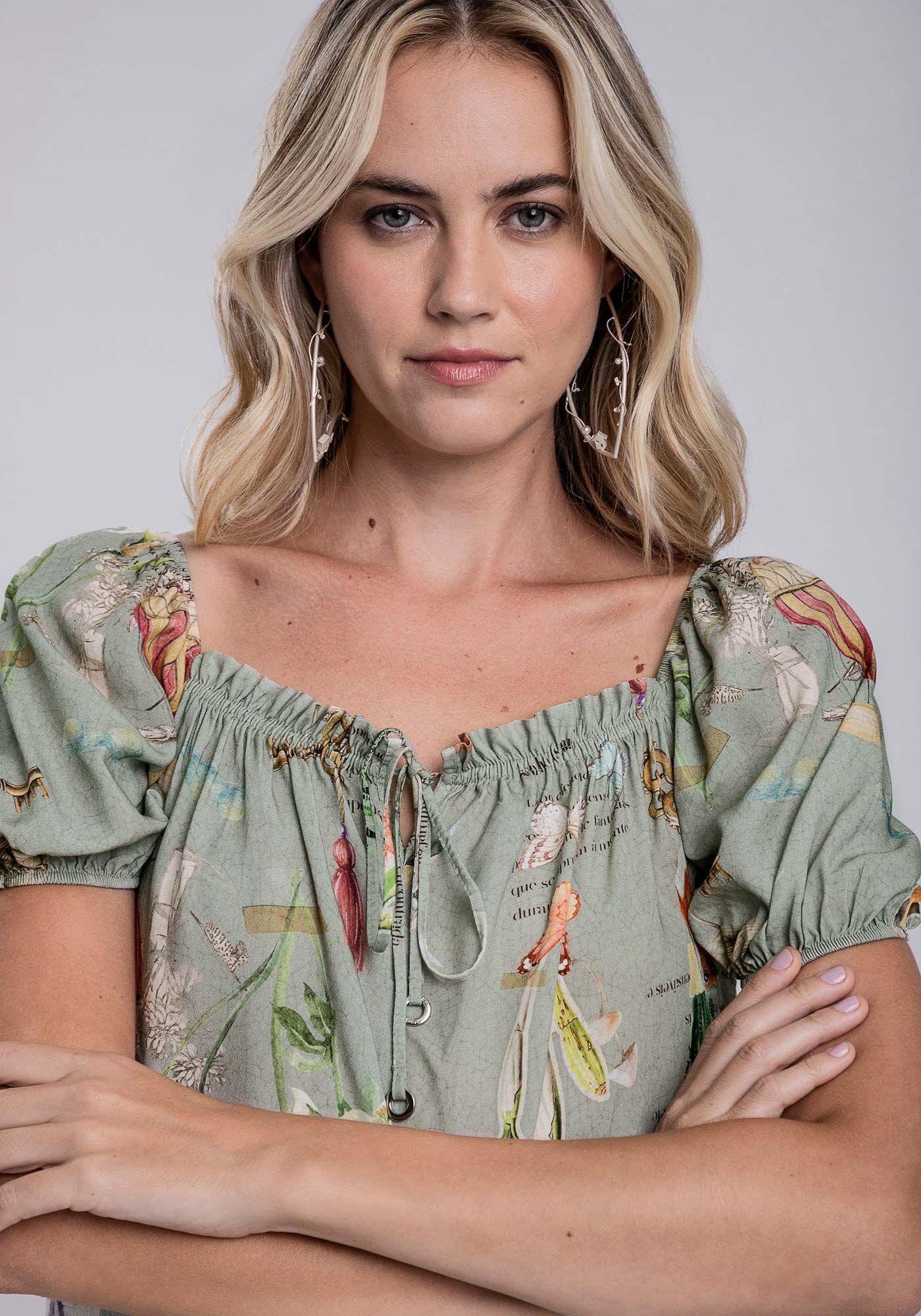 Macac&atilde;o Curto em Viscose com Franzido Decote, , large.