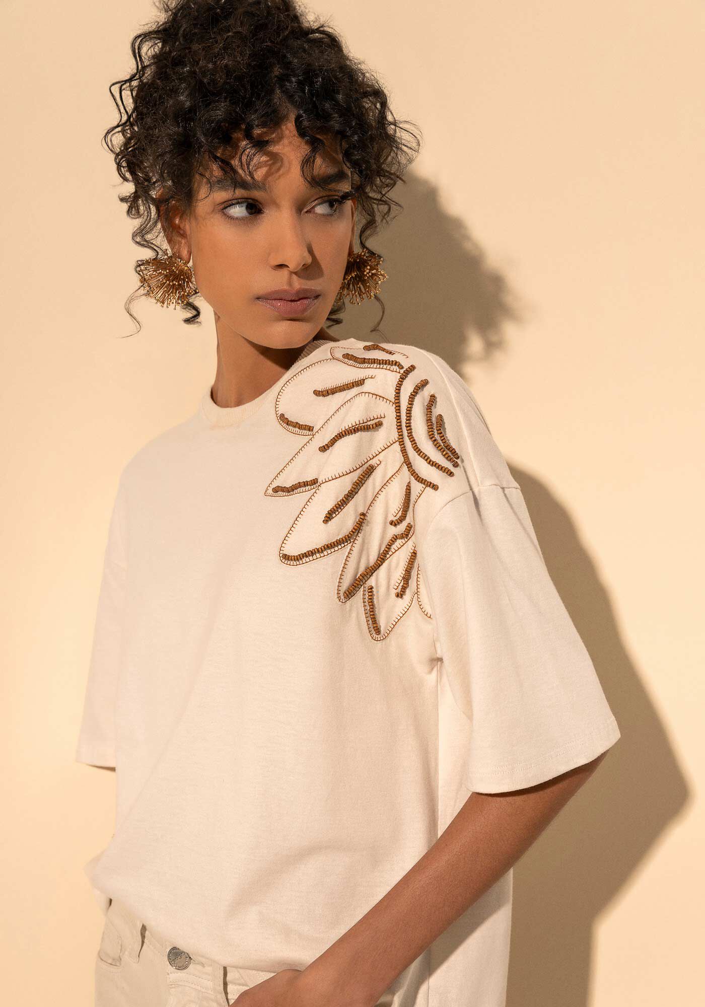 Blusa T-shirt Em Algod&atilde;o Penteado Com Bordado No Ombro, BEGE ALHAMBRA, large.
