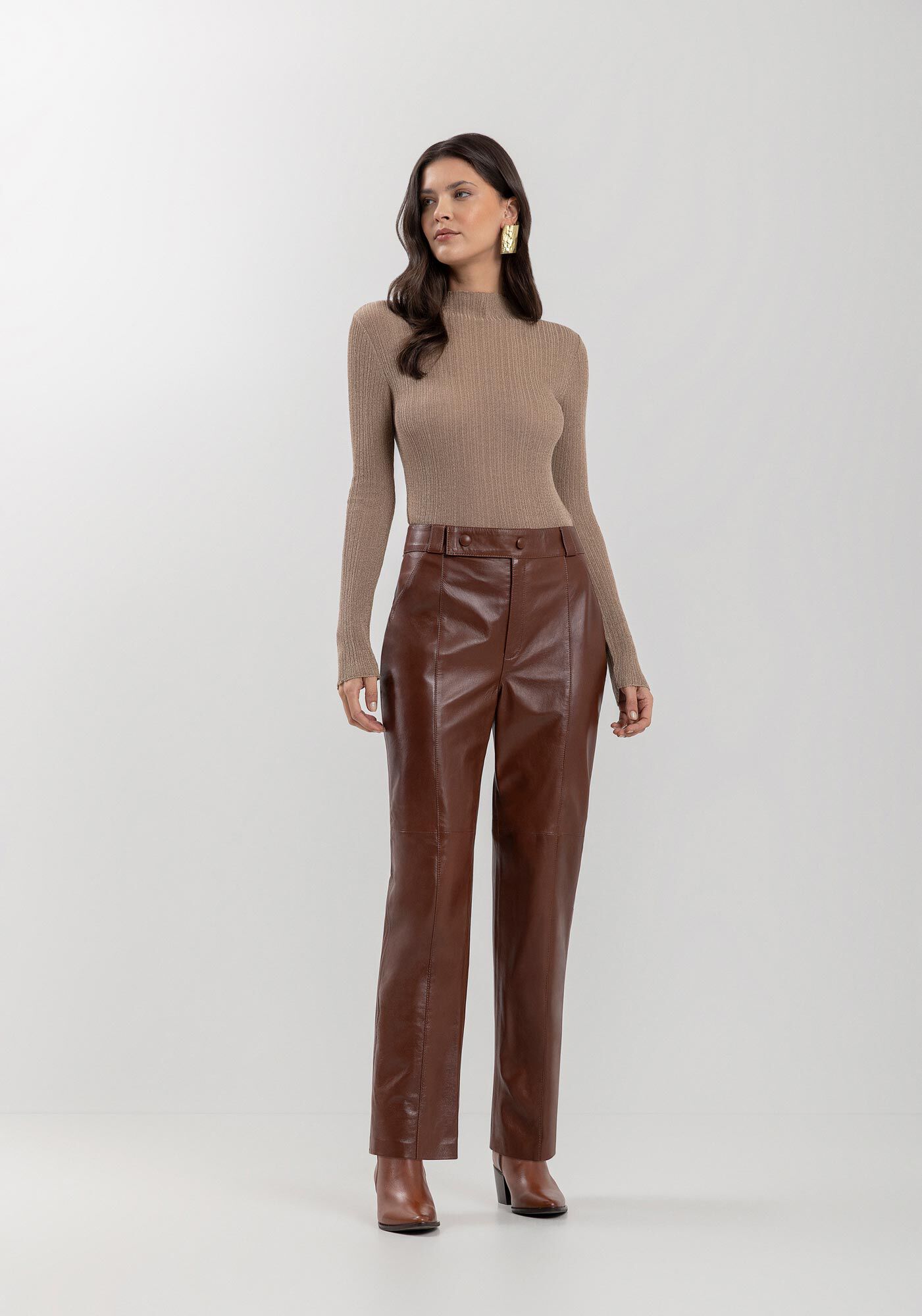 Cal&ccedil;a Reta De Couro Com Cintura M&eacute;dia E Bot&otilde;es Forrados, MARROM CHOCOLATE, large.