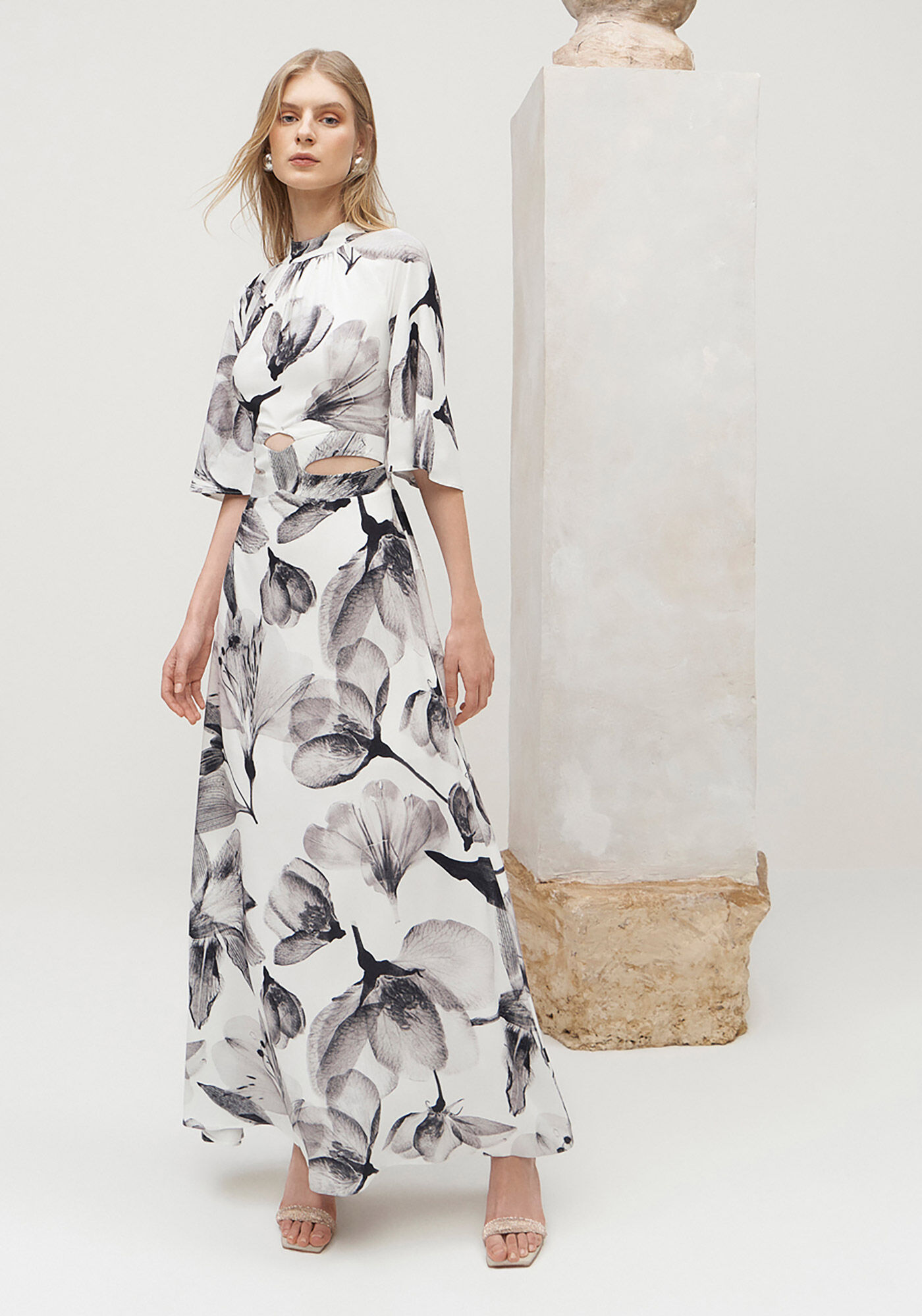 Vestido Longo Manga 3/4 em Crepe com Cut Out, BLACK FLOWERS, large.