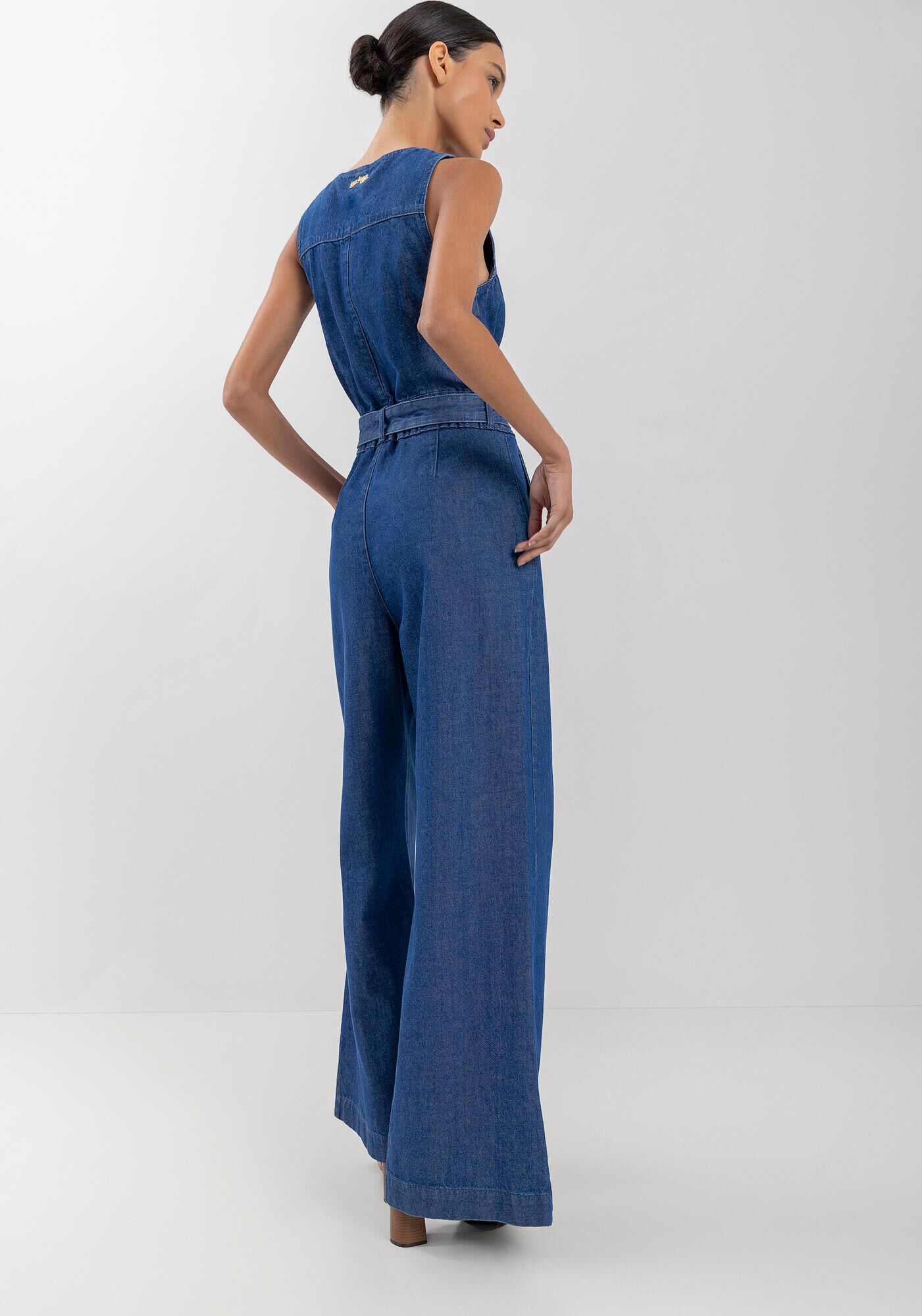 Macac&atilde;o Jeans Longo Sem Mangas Com Cinto E Bot&otilde;es Frontais, JEANS, large.