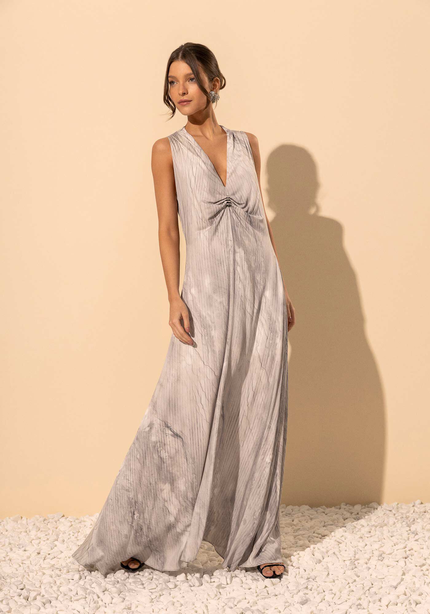 Vestido Longo Estampado Com Decote Em V E Enfeite, PLISSE CINZA, large.