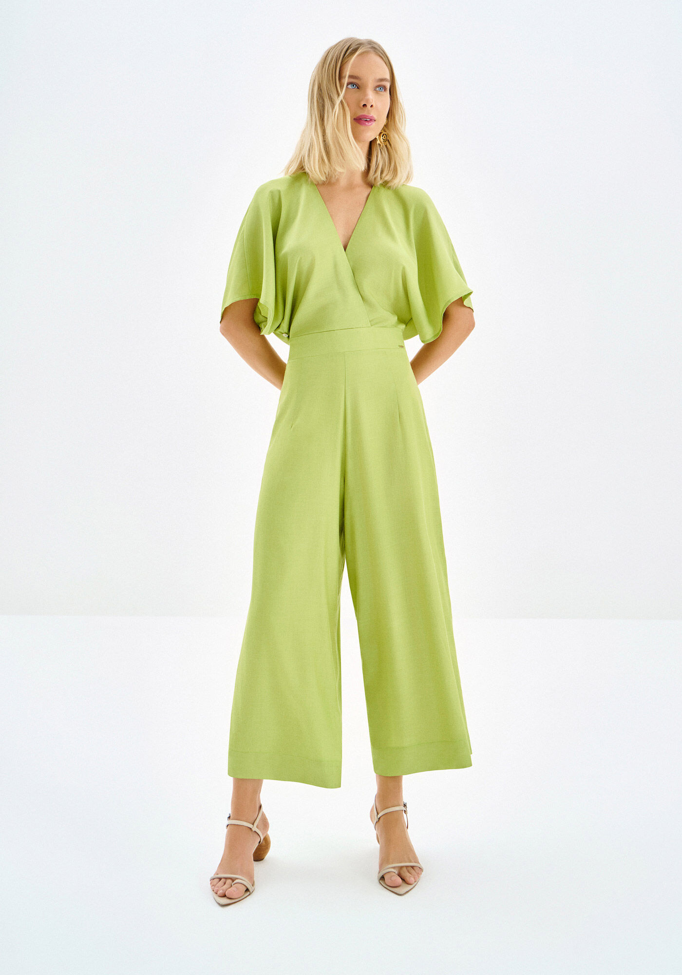 Macac&atilde;o Midi em Viscose com Decote Transpassado, VERDE CIMENS, large.