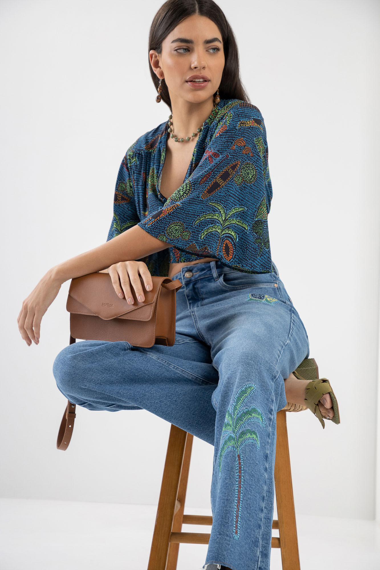 Cal&ccedil;a Jeans Wide Leg Super Alta Cropped Bordada, , large.