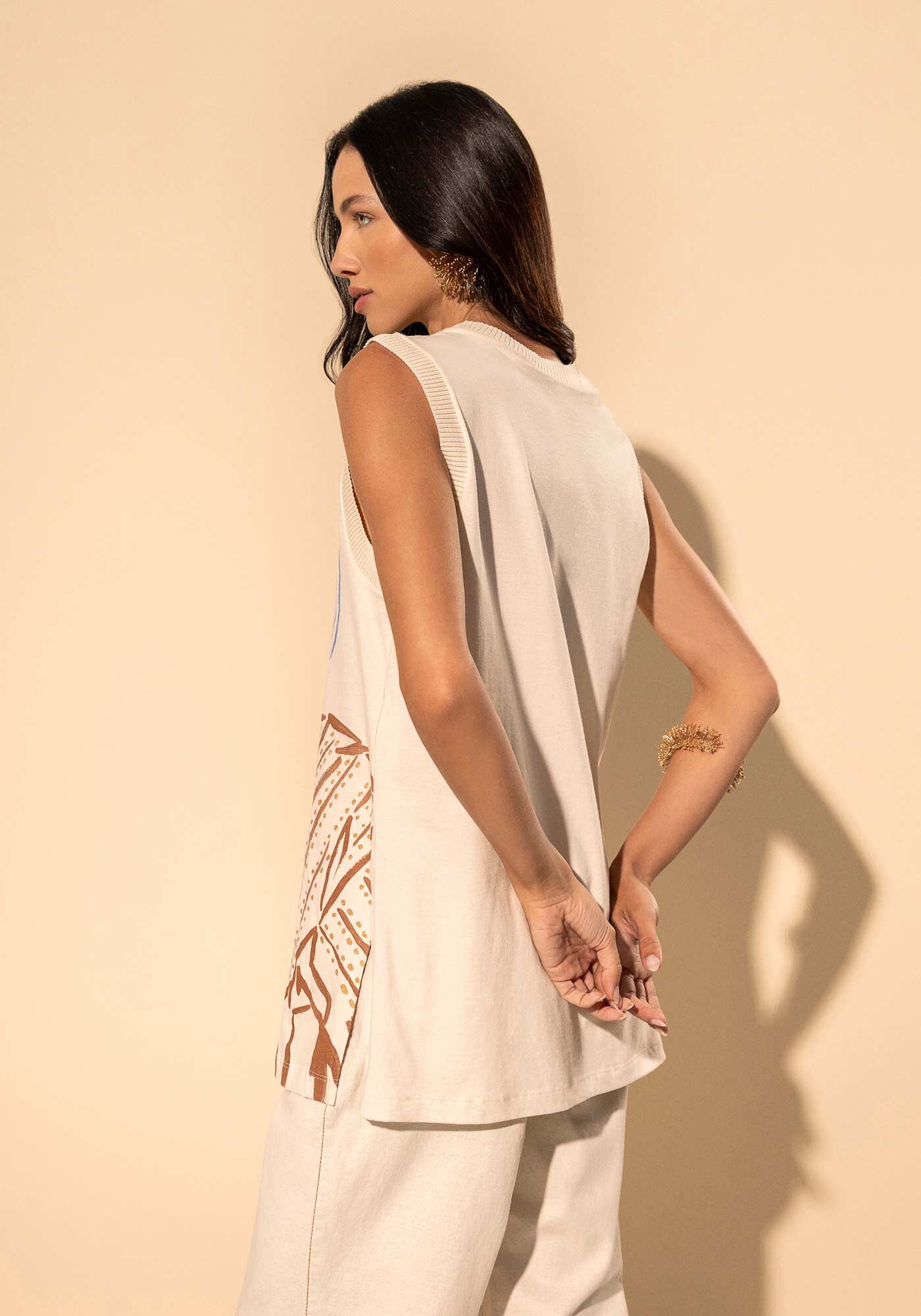 Blusa Alongada Com Estampa Localizada Em Malha Penteada, BEGE ALHAMBRA, large.