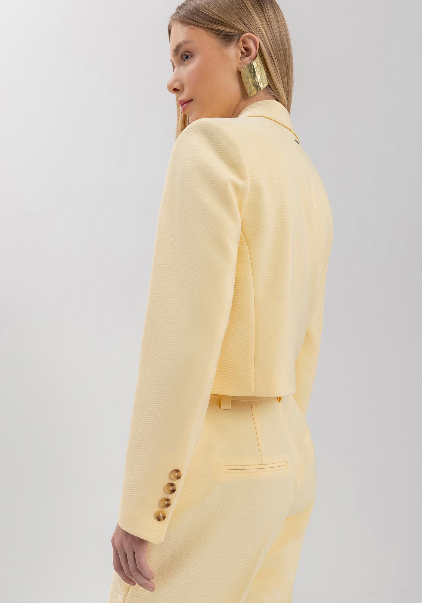 Cal&ccedil;a Carrot Em Alfaiataria Com Cintura M&eacute;dia E Bolsos, AMARELO SEASHELL, large.