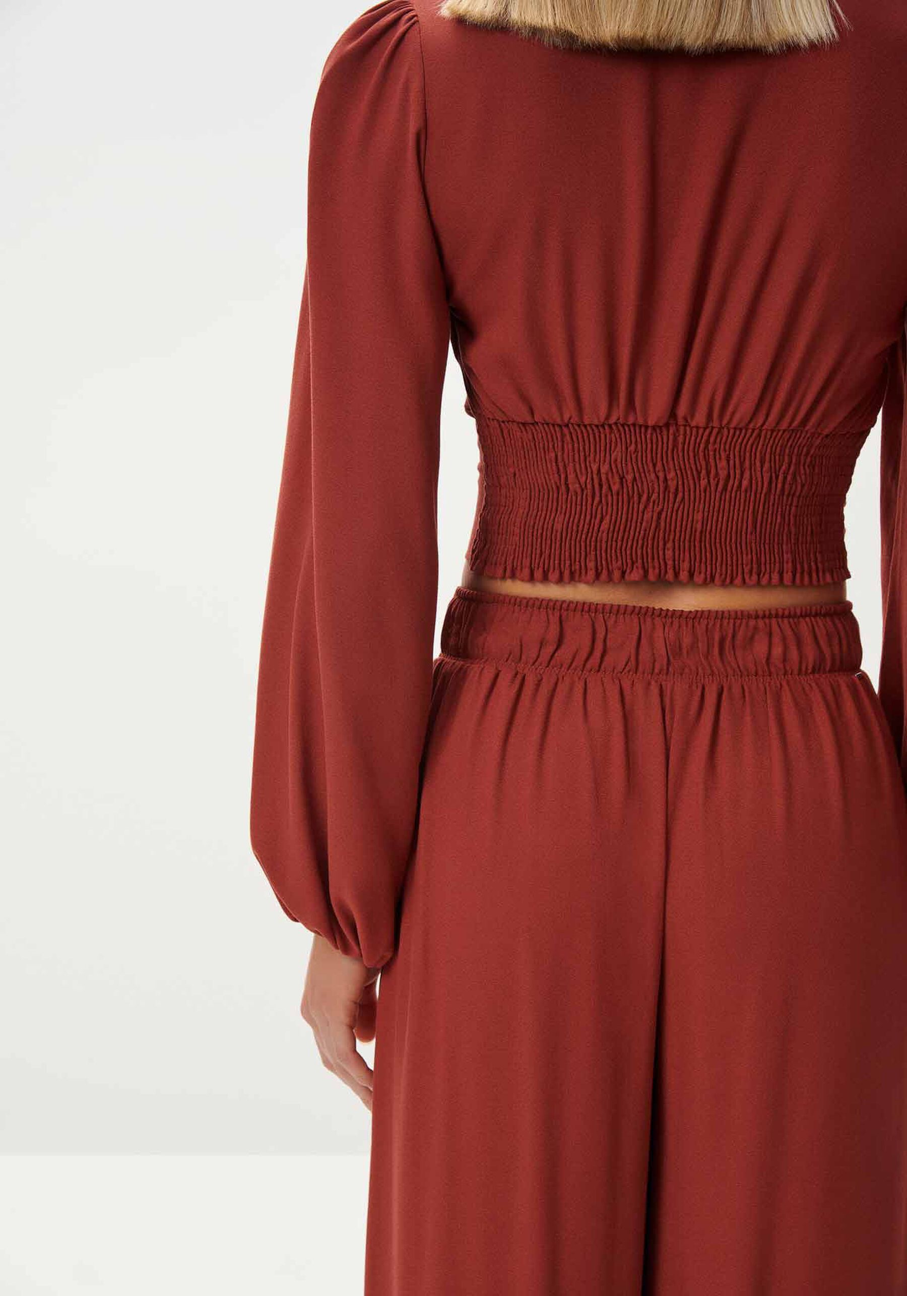 Conjunto em Crepe com Blusa e Calça Pantalona, MARROM MUSTANG. Conjunto em Crepe com Blusa e Calça Pantalona, MARROM MUSTANG, large.