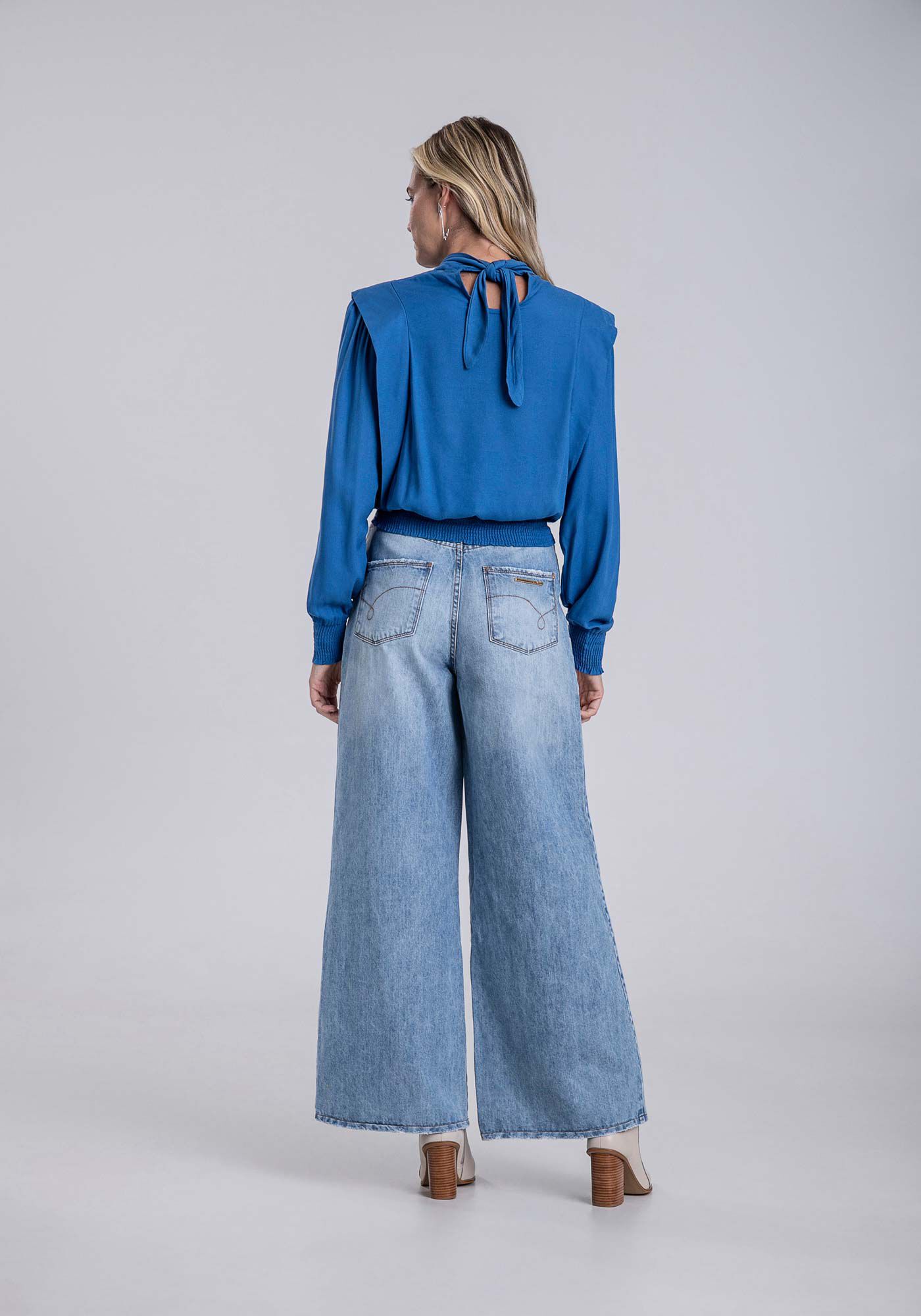 Blusa Gola Alta em Crepe com Recorte Ombros, AZUL TINKER, large.