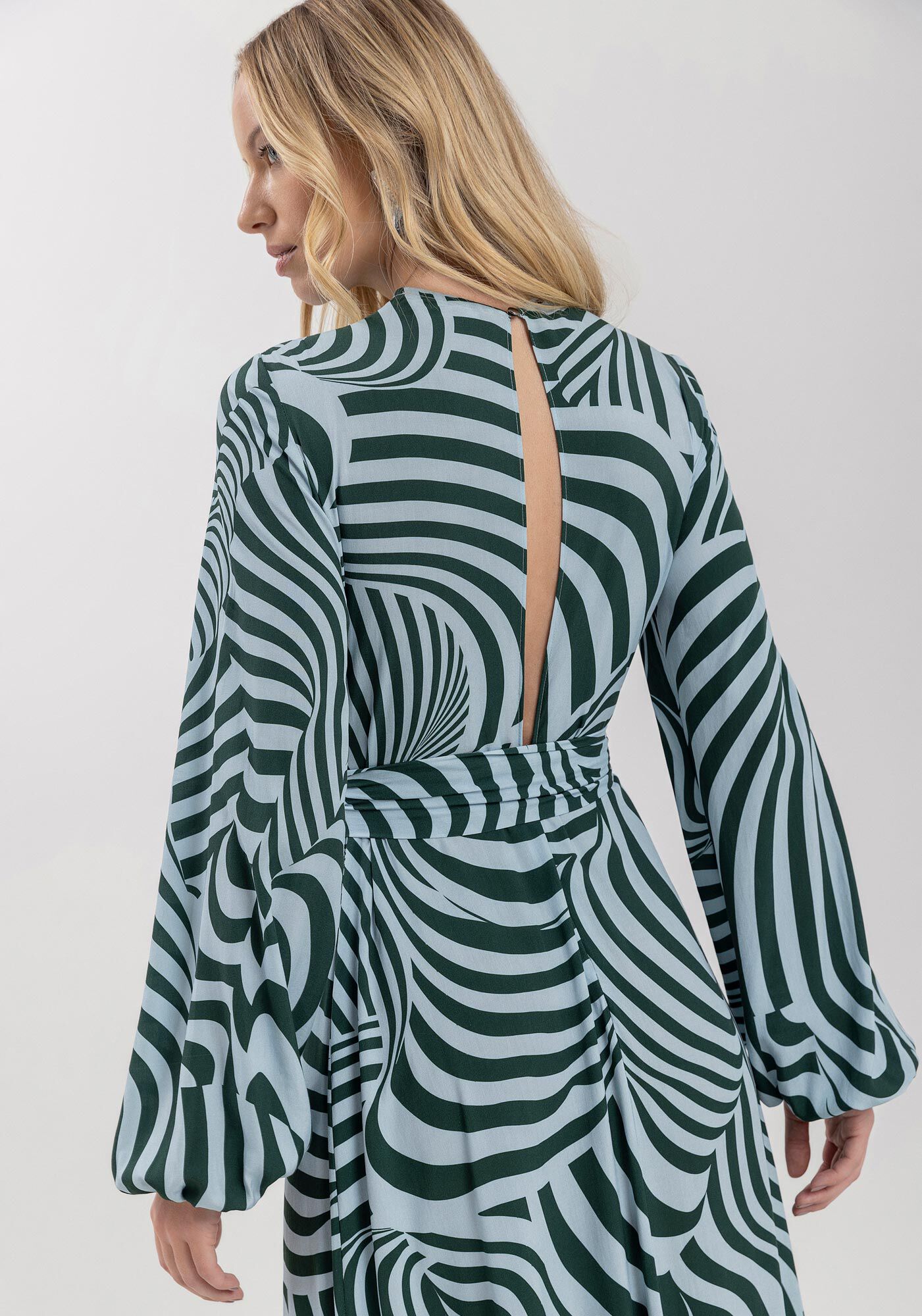 Vestido Midi Ch&aacute; Estampado Com Mangas Amplas E Faixa, , large.