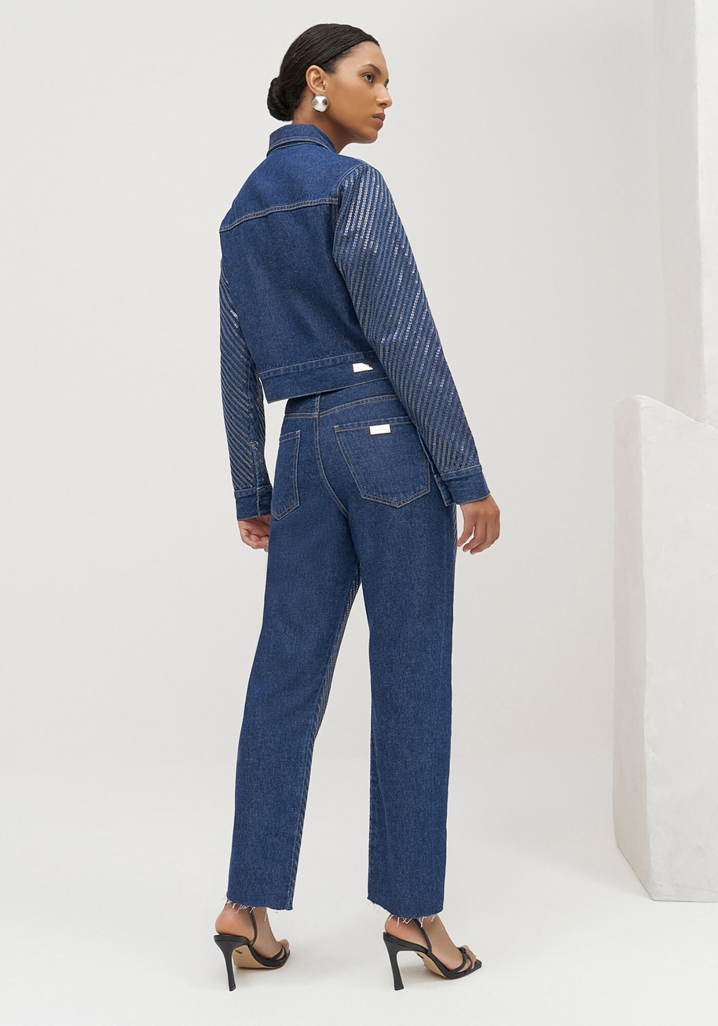 Cal&ccedil;a Jeans Reta Slim Cropped com Paet&ecirc;s, JEANS, large.