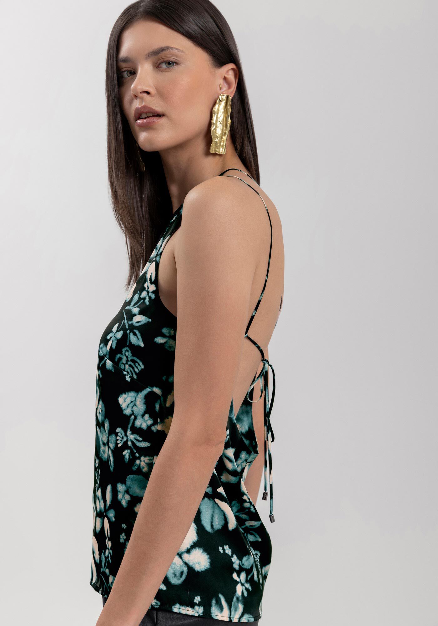 Blusa De Um Ombro S&oacute; Com Amarra&ccedil;&atilde;o Em Cetim Estampado, SWAMP FLOWER PRETO, large.