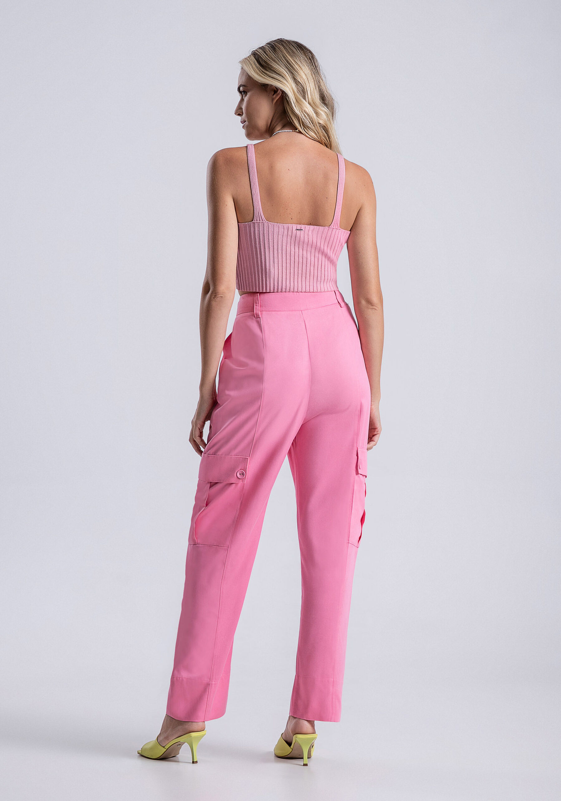 Calça Reta Cargo em Tecido Velurd com Bolsos, ROSA FABULOUS. Calça Reta Cargo em Tecido Velurd com Bolsos, ROSA FABULOUS, large.