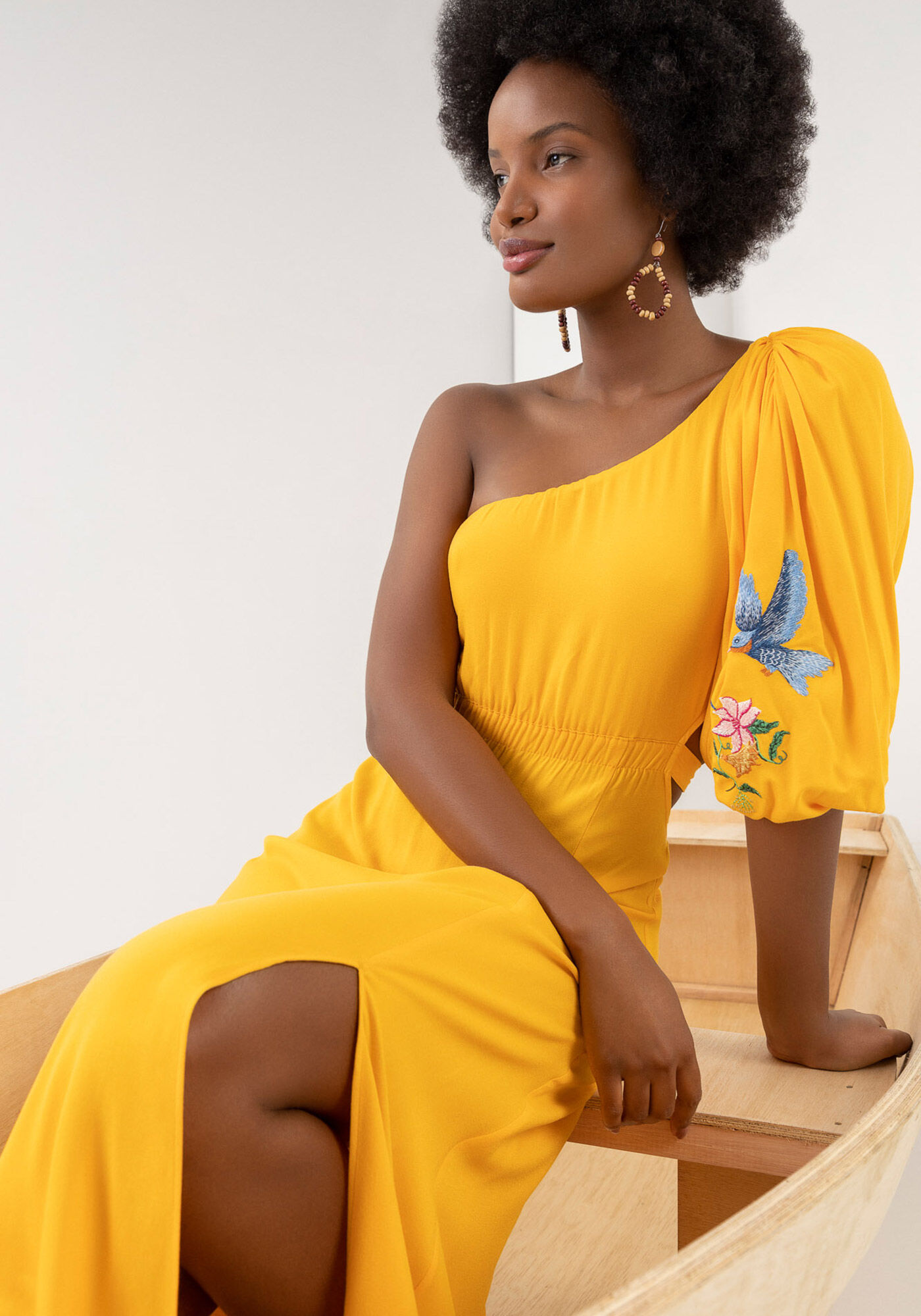Vestido amarelo best sale ombro a ombro