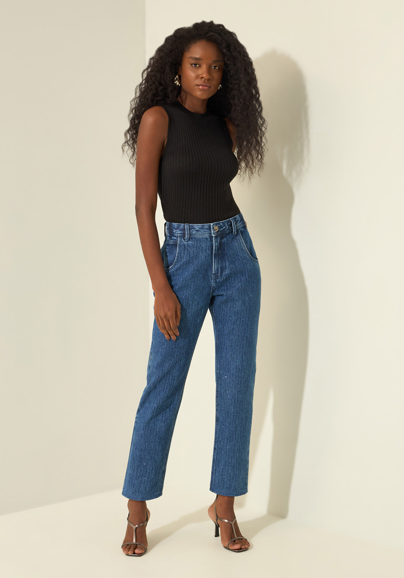 Cal&ccedil;a Mom Jeans Com Cintura Alta E Aplica&ccedil;&otilde;es, JEANS, large.