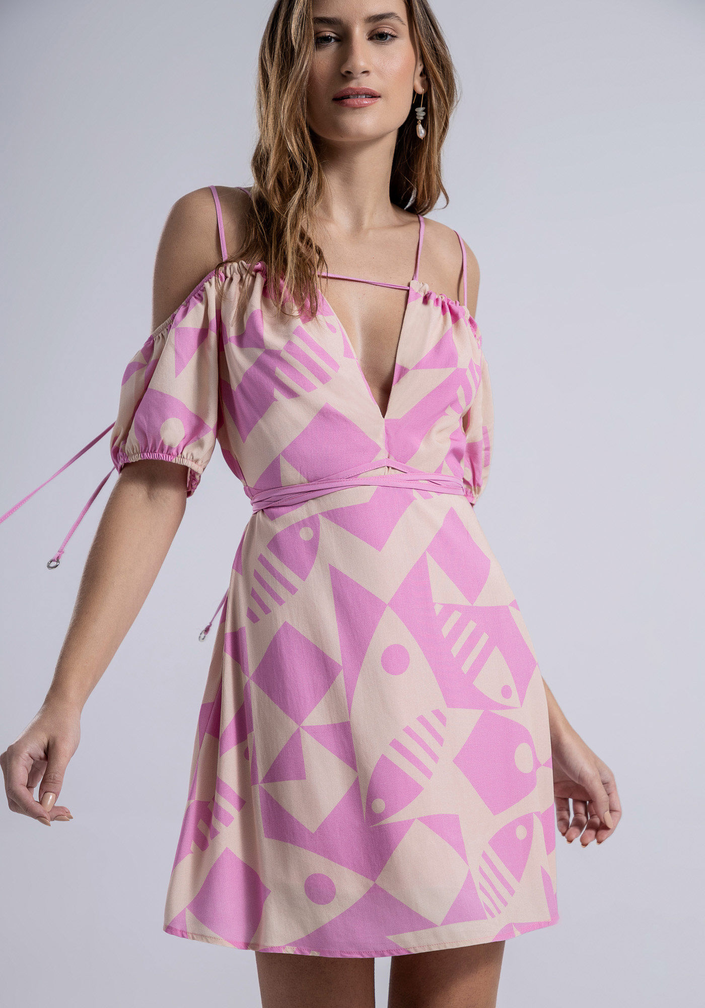 Vestido Curto Estampado em Viscose com Tiras Lez a Lez
