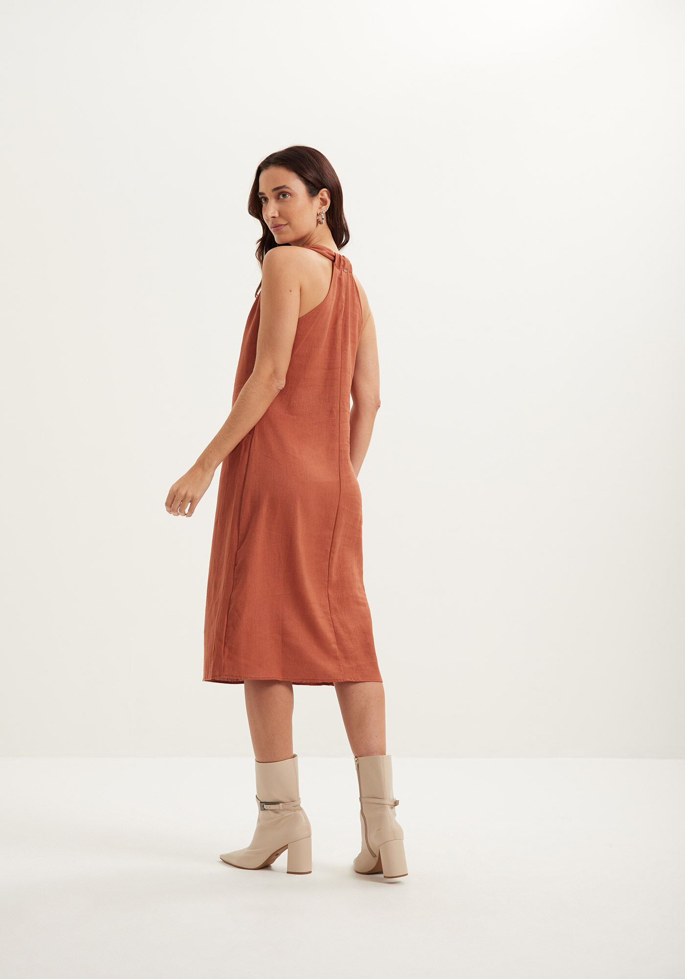 Vestido Midi Com Decote V Em Linho E Viscose, MARROM MUSTANG, large.