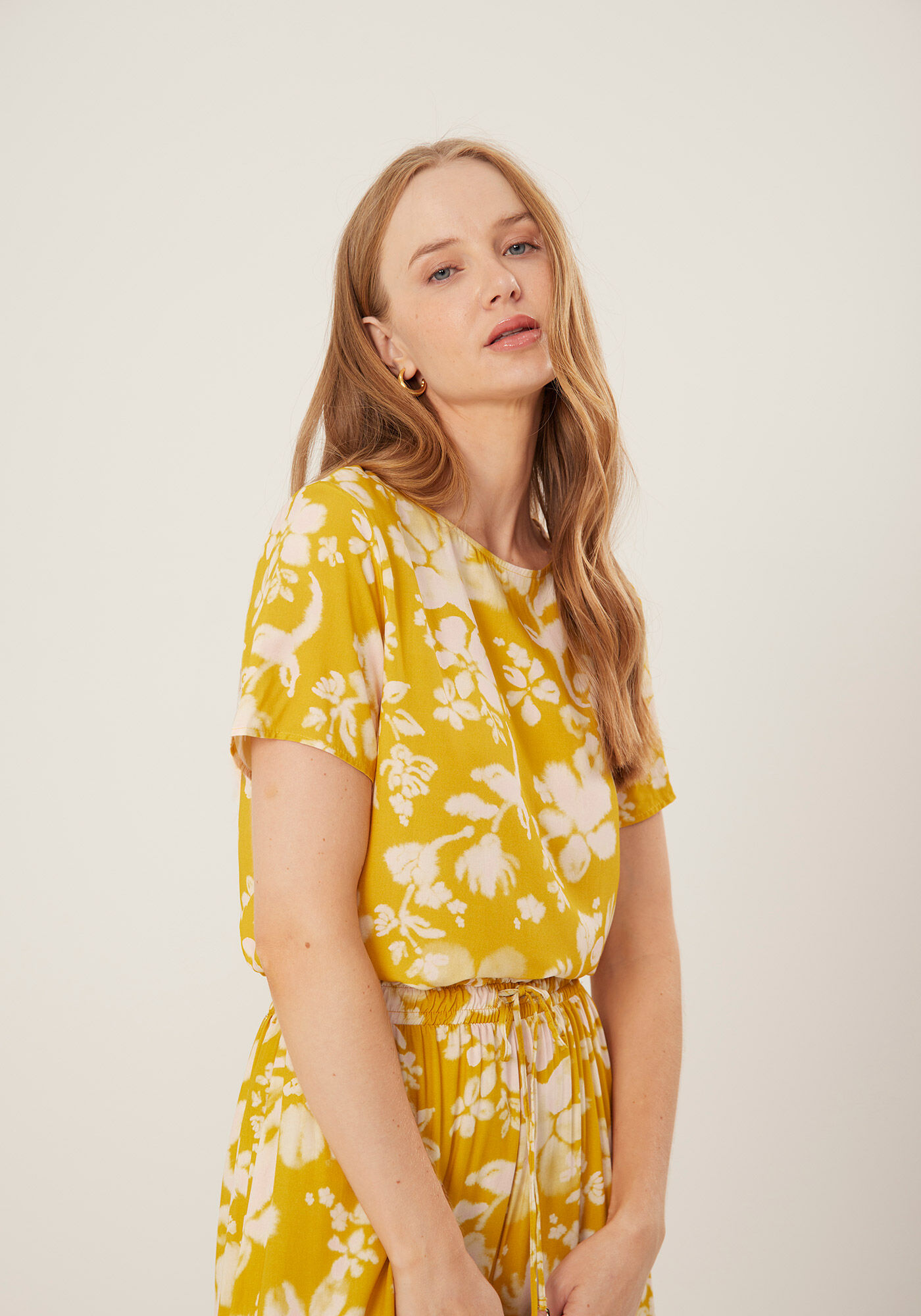 Blusa B&aacute;sica Estampada Em Viscose Com Mangas Curtas, , large.