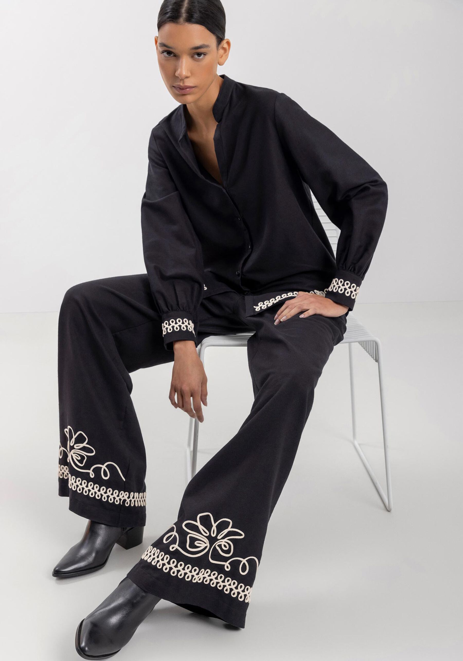 Calça Pantalona Com Cintura Alta E Bordados Em Alto Relevo, . Calça Pantalona Com Cintura Alta E Bordados Em Alto Relevo, , large.