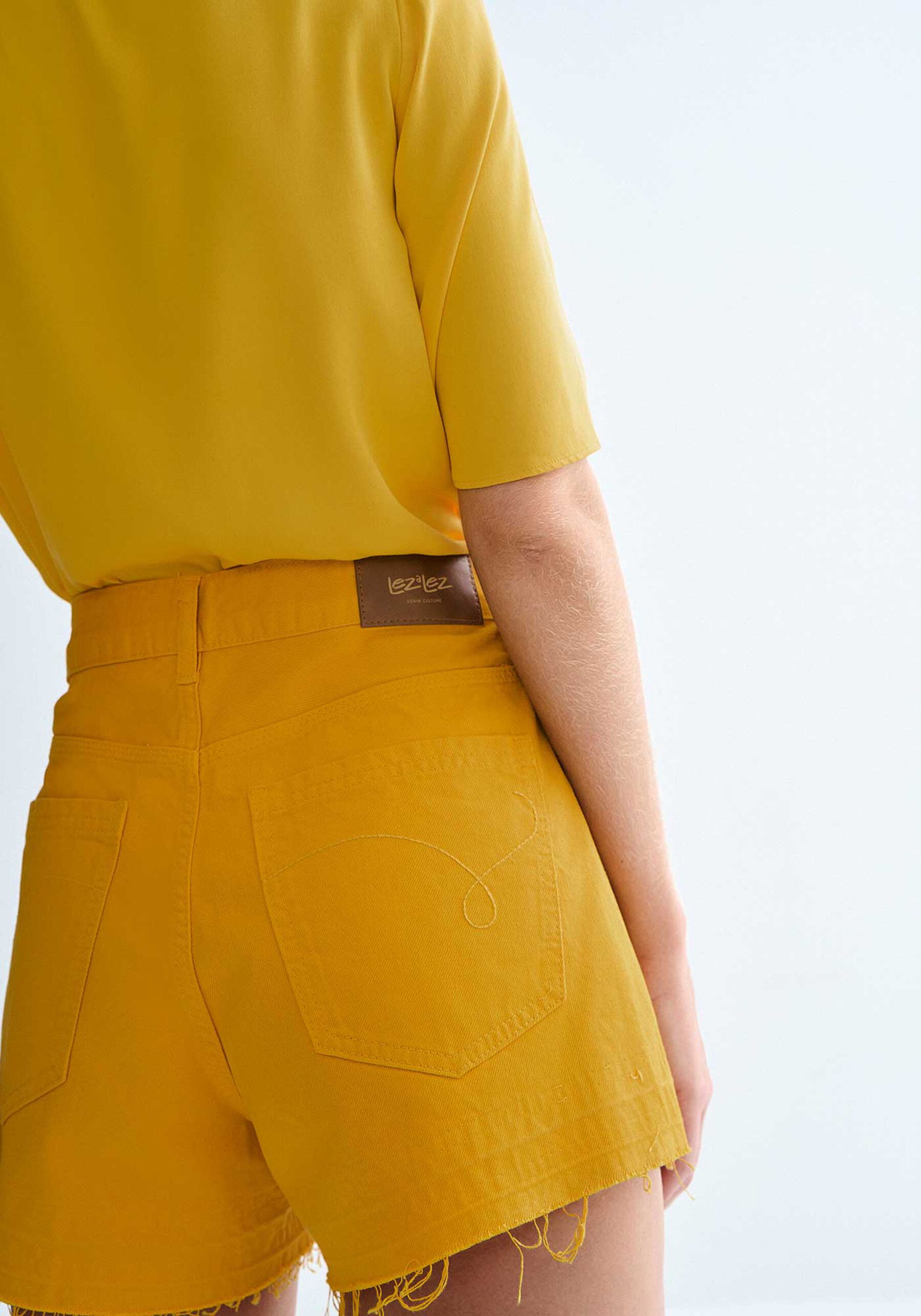 Shorts Sarja Linha A Cintura Alta Desfiado, AMARELO SAVANNAH. Shorts Sarja Linha A Cintura Alta Desfiado, AMARELO SAVANNAH, large.