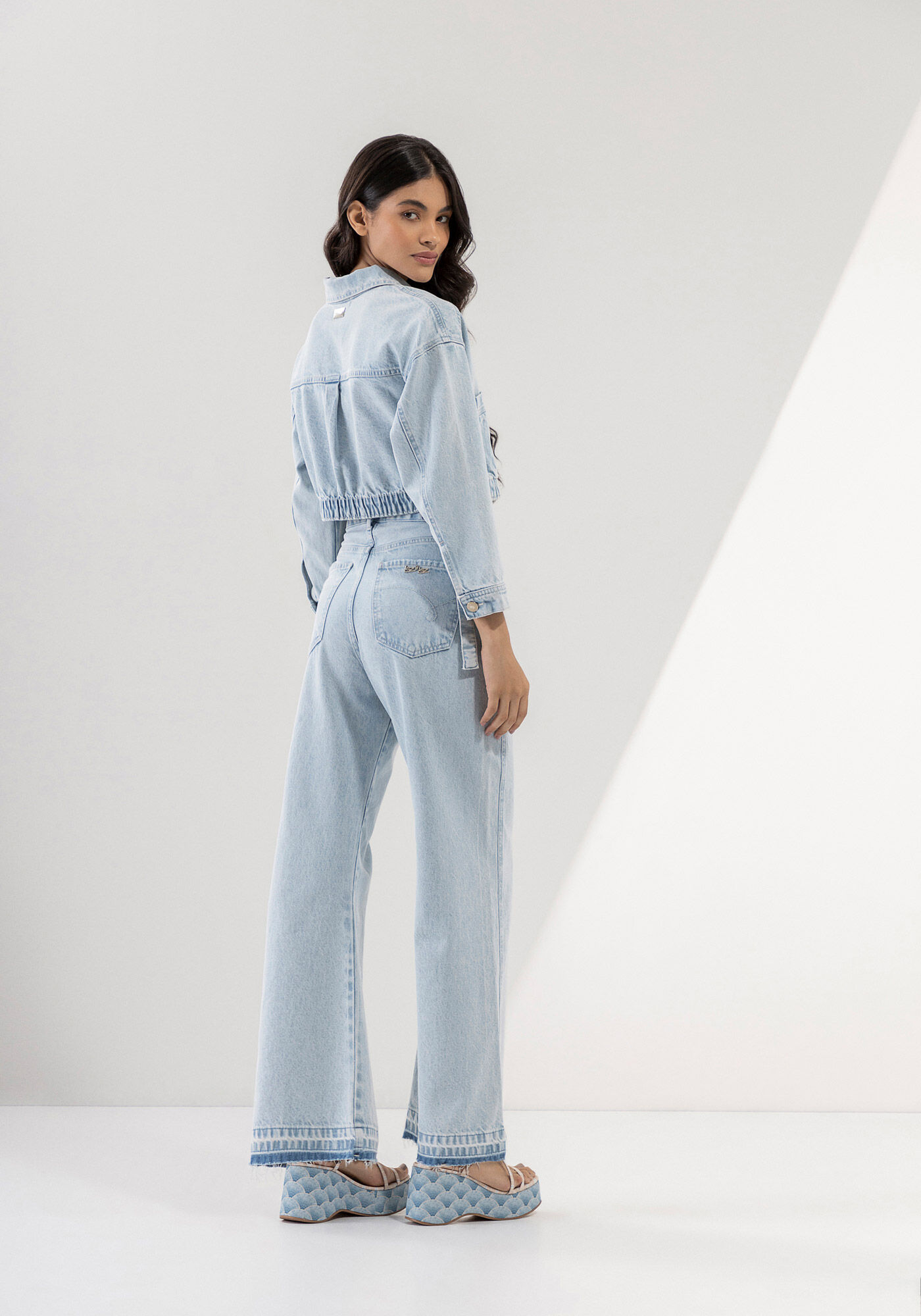 Cal&ccedil;a Jeans Wide Leg Super Alta Cropped, , large.