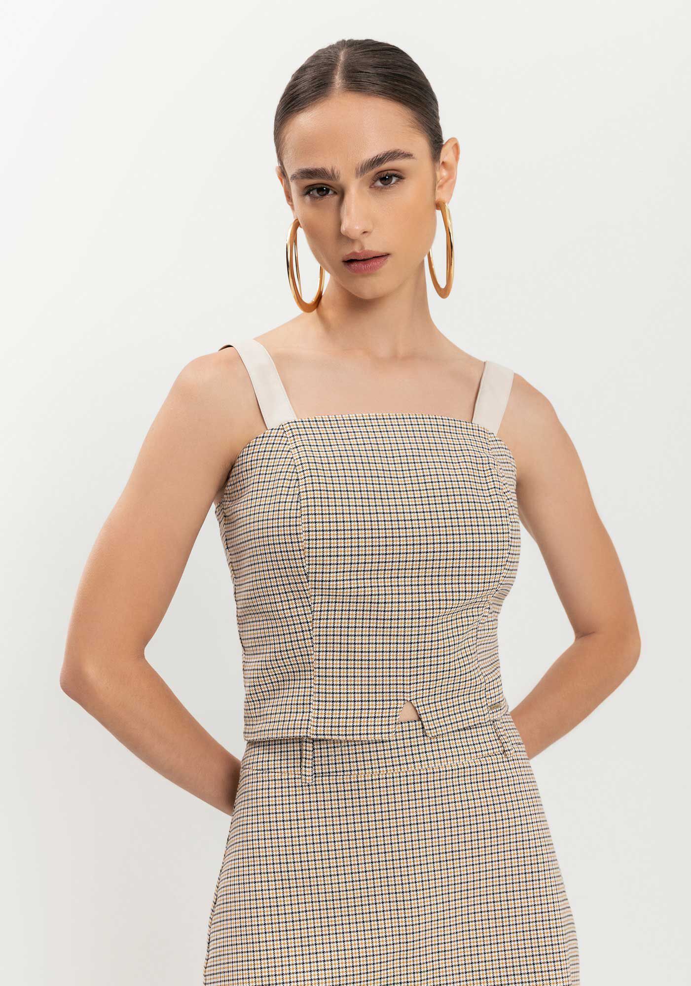 Blusa Curta Com Al&ccedil;as Em PU E Abertura Frontal, , large.