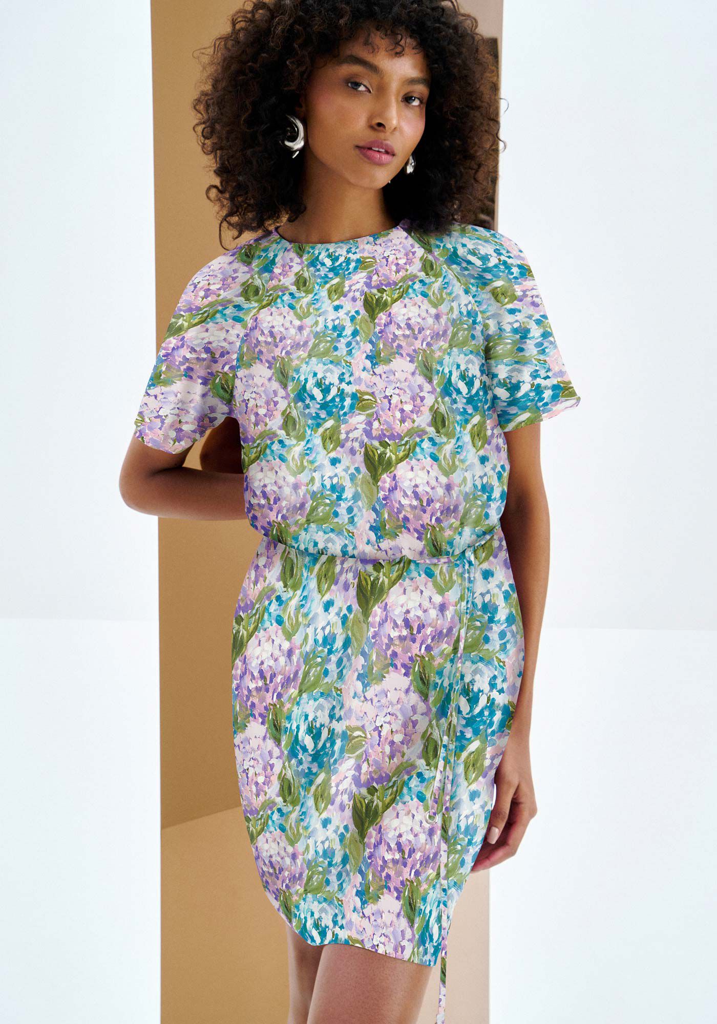 Vestido Curto Estampado em Viscose com Cinto, HORTENCIAS, large.