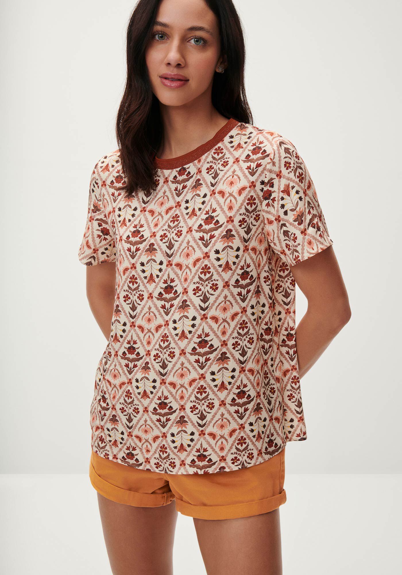 Blusa Estampada em Viscose com Retil&iacute;nea Decote, , large.