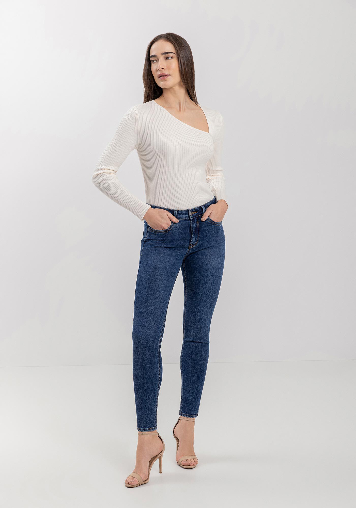 Cal&ccedil;a Jeans Skinny Curta Com Cintura M&eacute;dia E Passantes, , large.