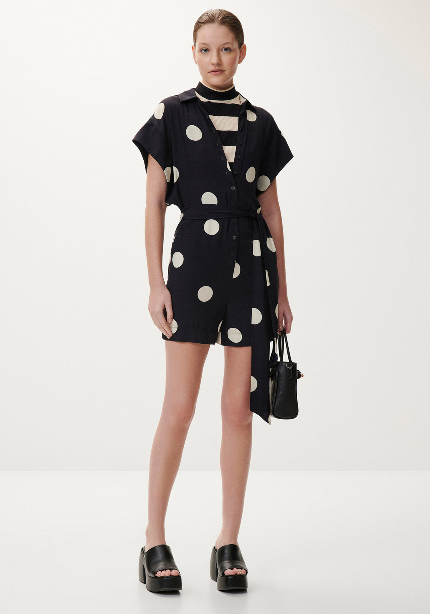 Macac&atilde;o Curto Po&aacute; em Viscose com Cinto, , large.