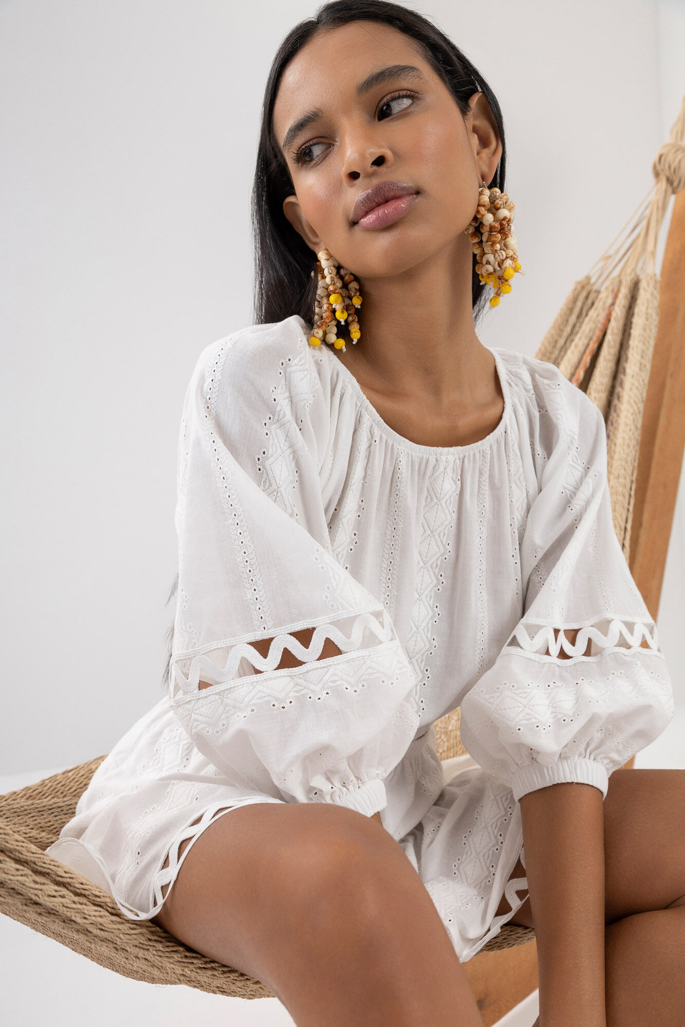 Vestido Curto Manga Bufante em Tecido Bordado, , large.