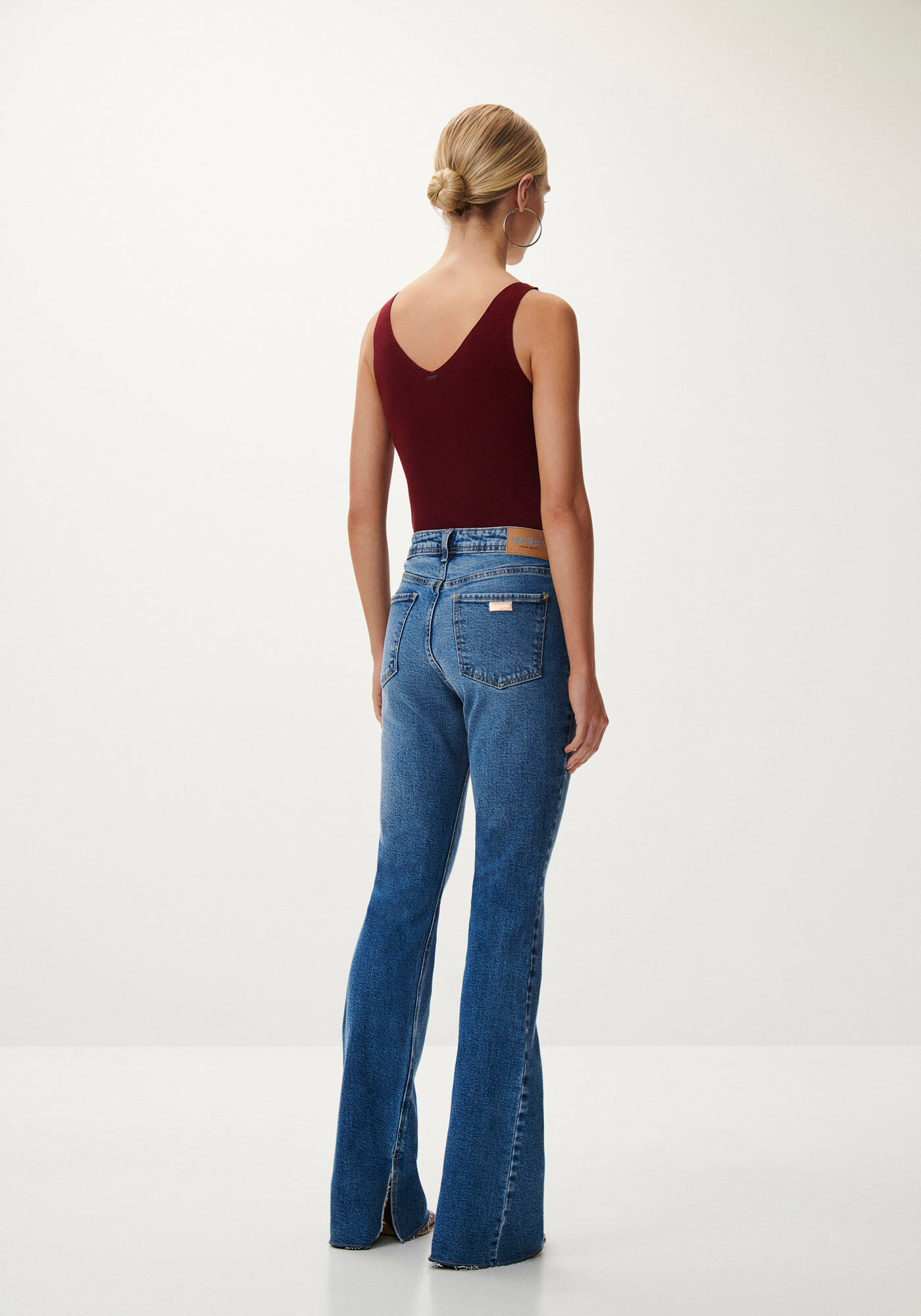 Calça flare com abertura na barra sales