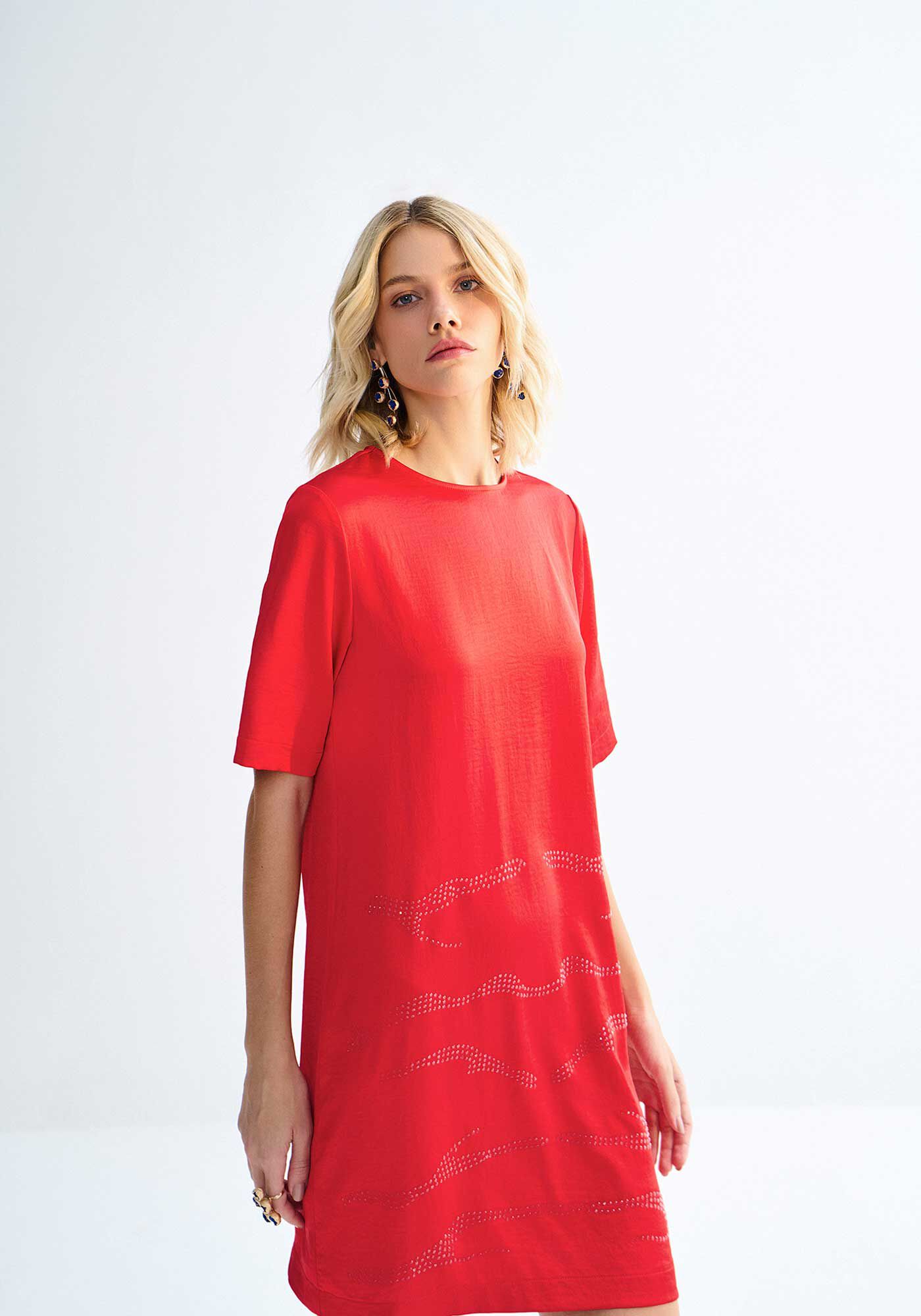 Vestido Curto Reto Acetinado com Strass, VERMELHO REDDISH, large.