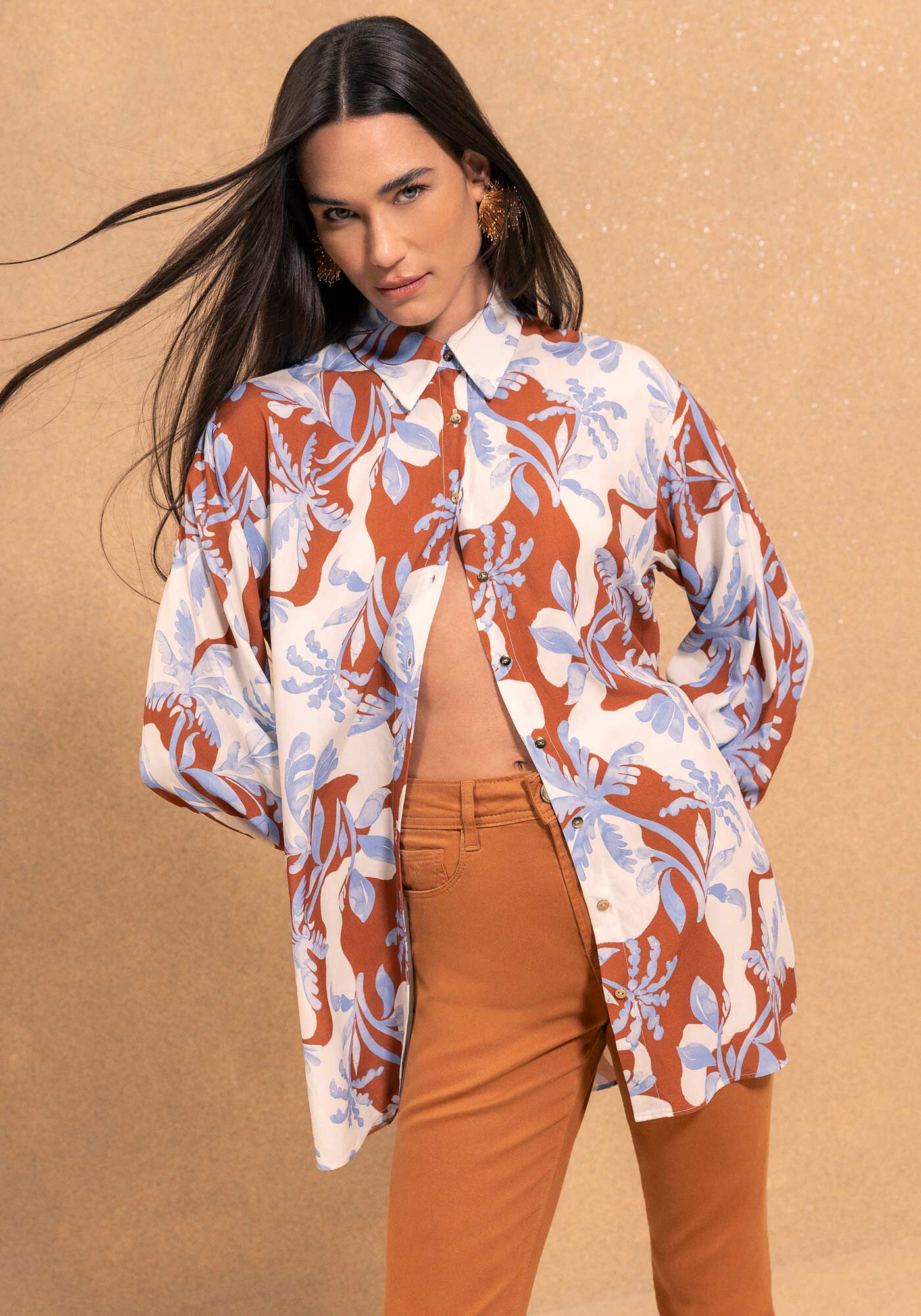 Camisa Sa&iacute;da De Praia Estampada Com Mangas Longas E Bot&otilde;es, AQUARELA MAXI MARROM, large.