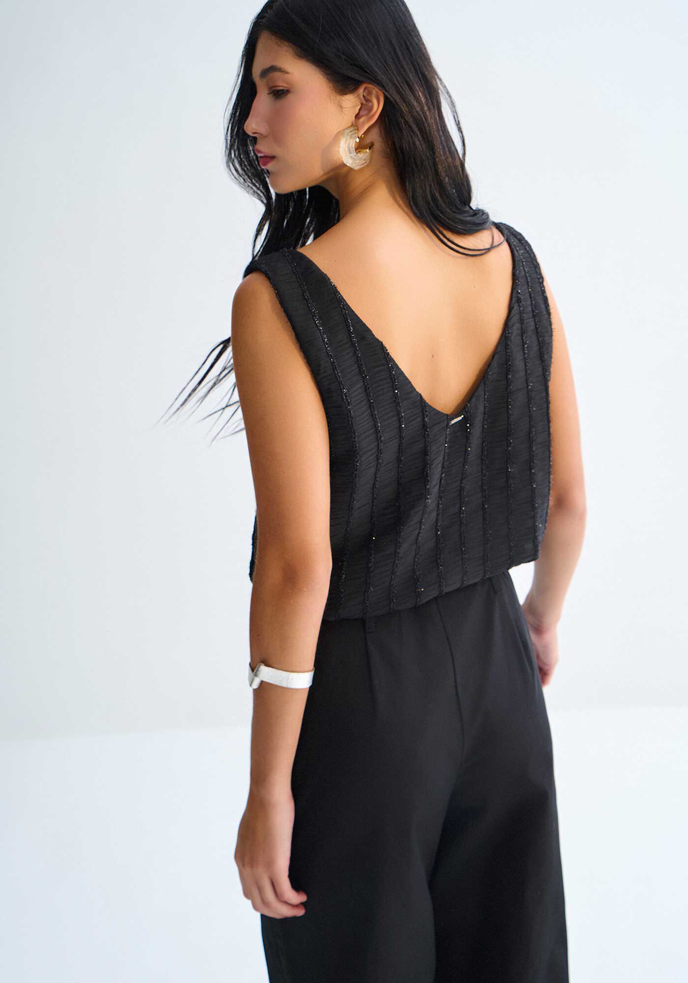 Regata Decote V em Tecido com Textura e Brilho, PRETO REATIVO, large.