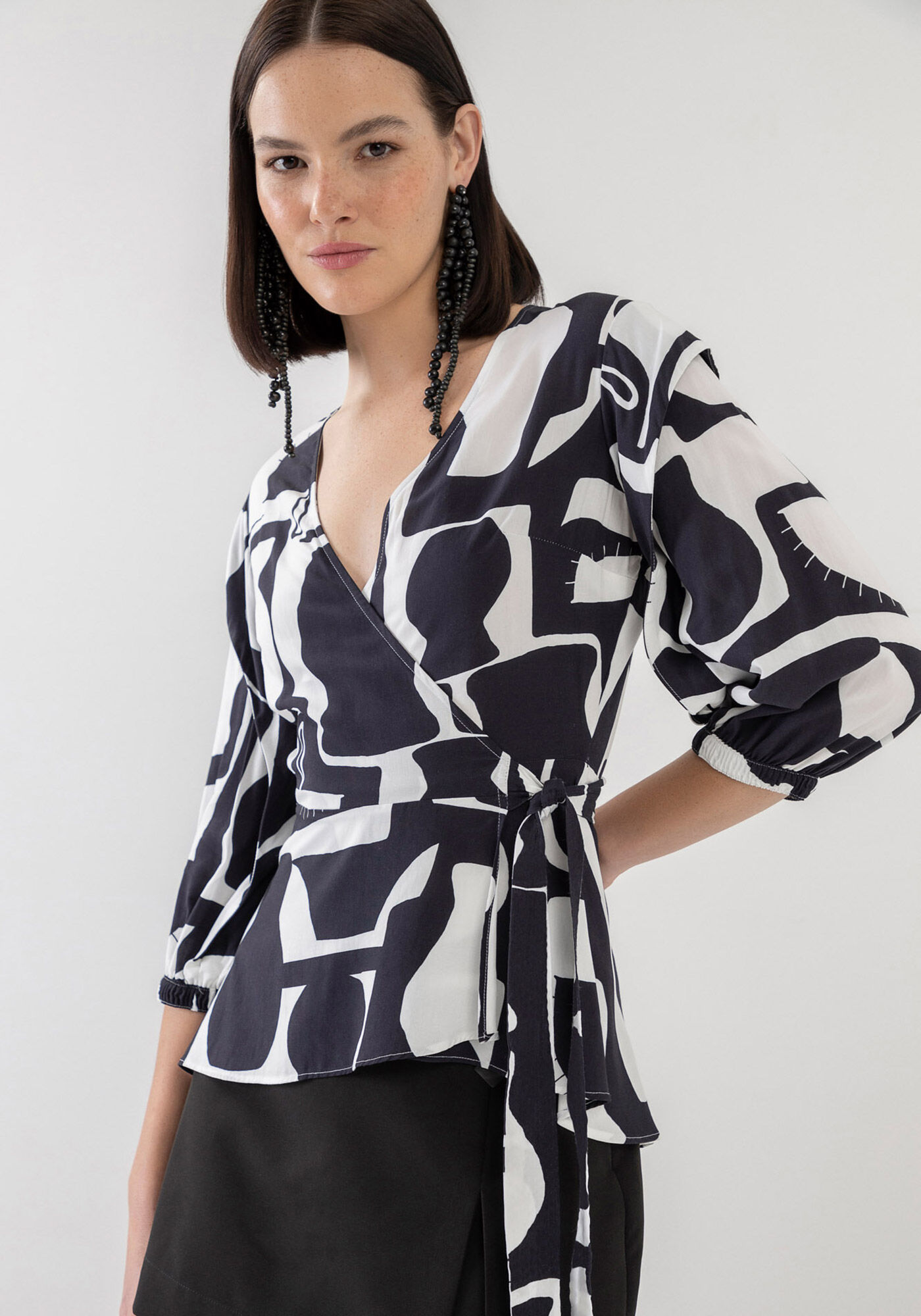 Blusa Transpassada Estampada com Recorte Ombros, , large.