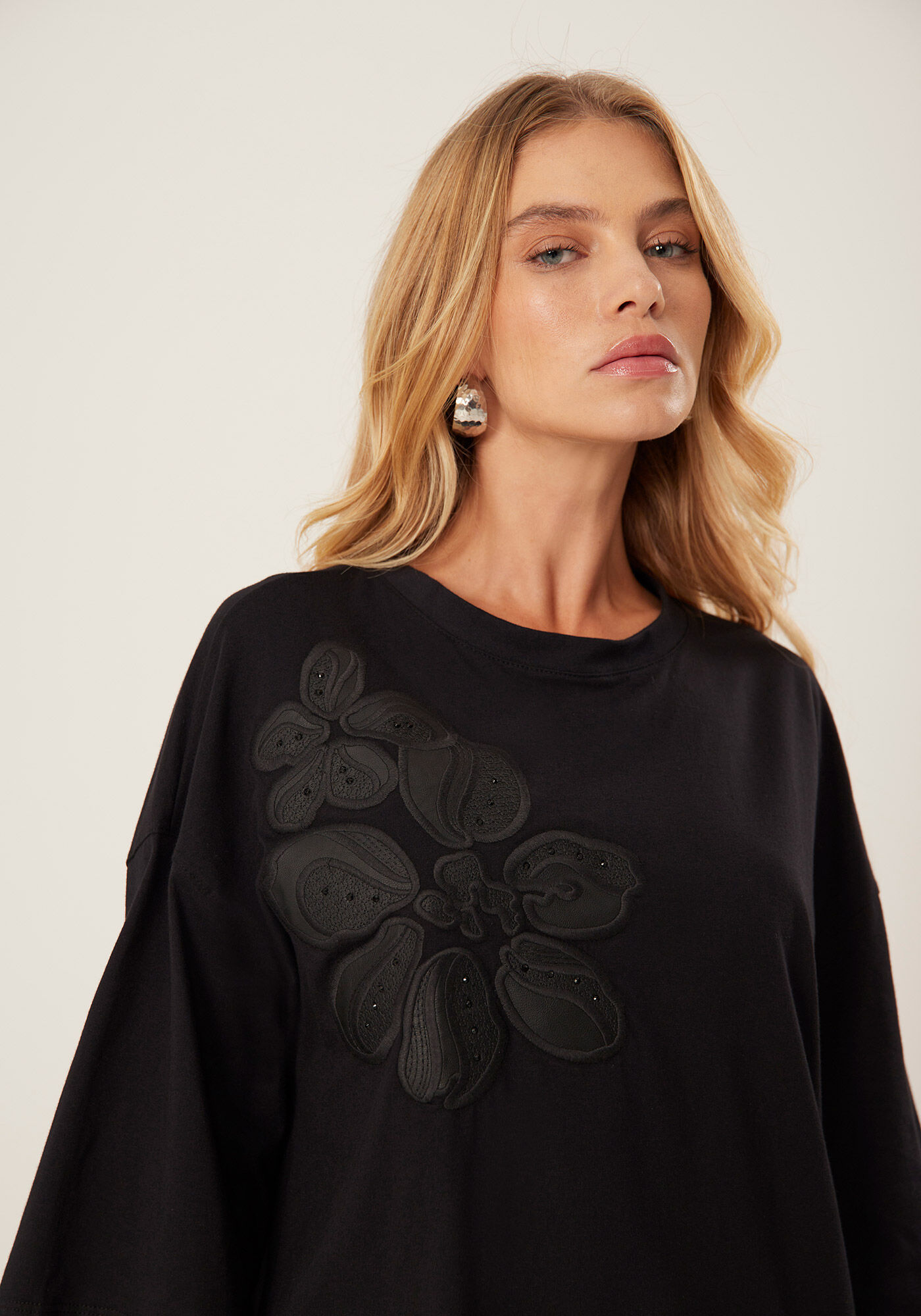 Blusa Em Algod&atilde;o Com Mangas M&eacute;dias E Bordado Localizado, , large.