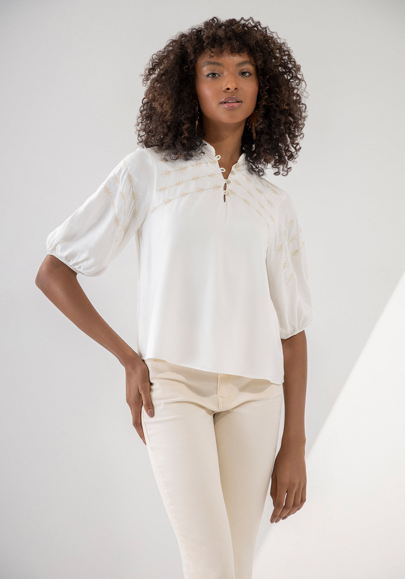 Blusa Gola Padre em Viscose com Bordado, , large.