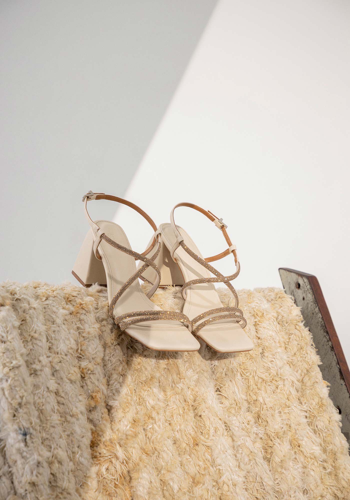 Sand&aacute;lia Salto M&eacute;dio Bloco Flare com Strass, , large.